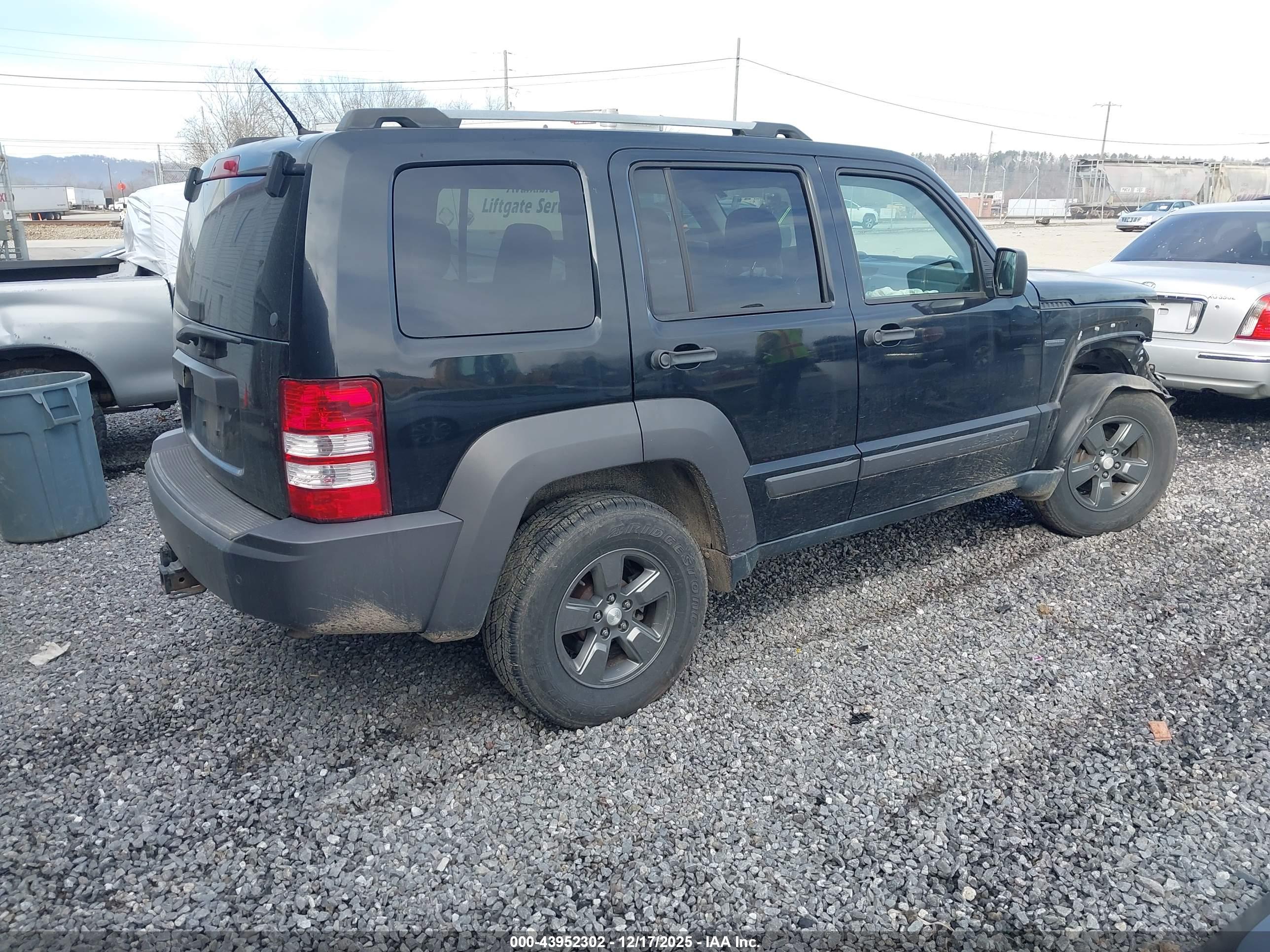 JEEP LIBERTY image 4
