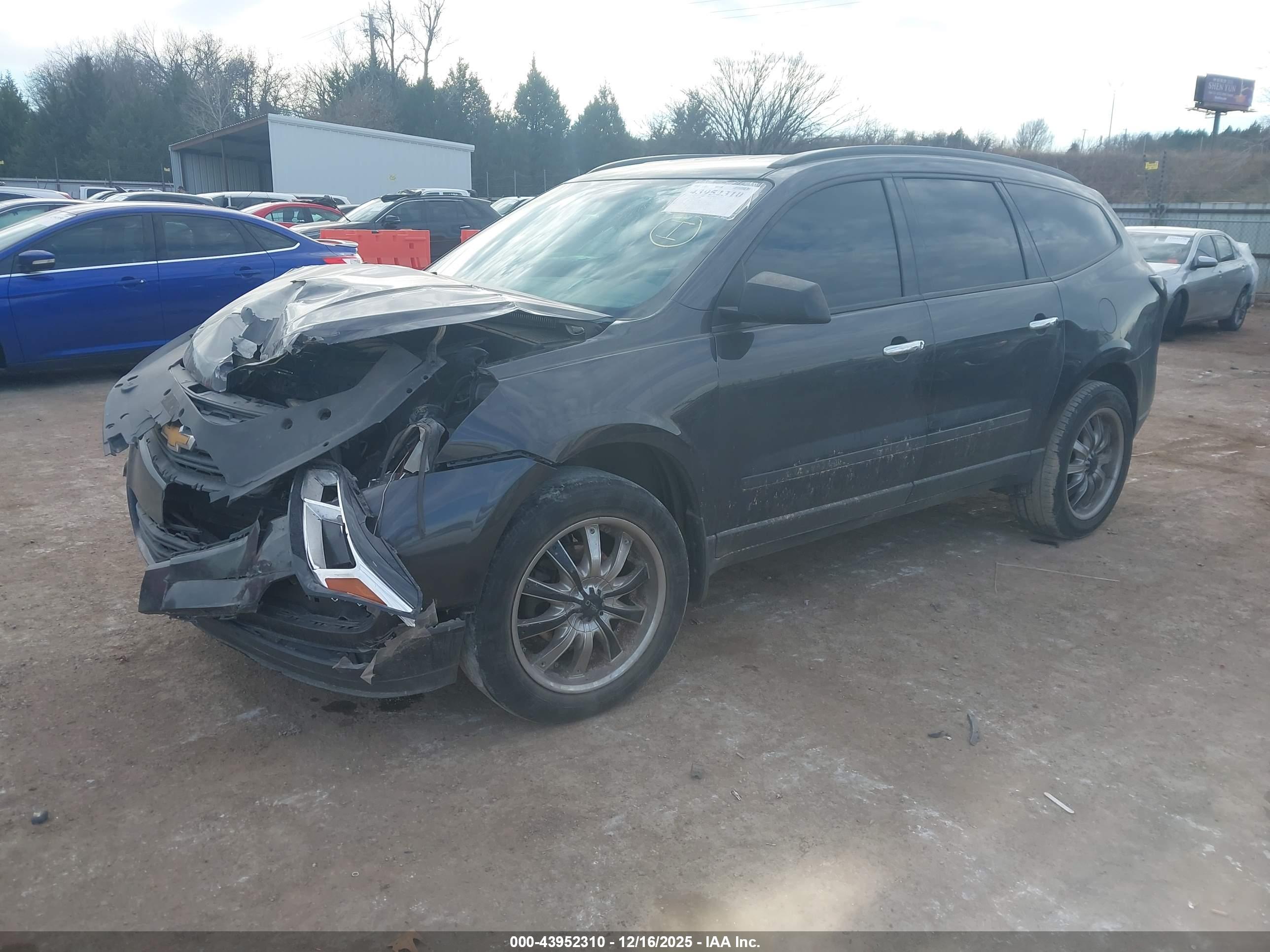 CHEVROLET TRAVERSE image 2