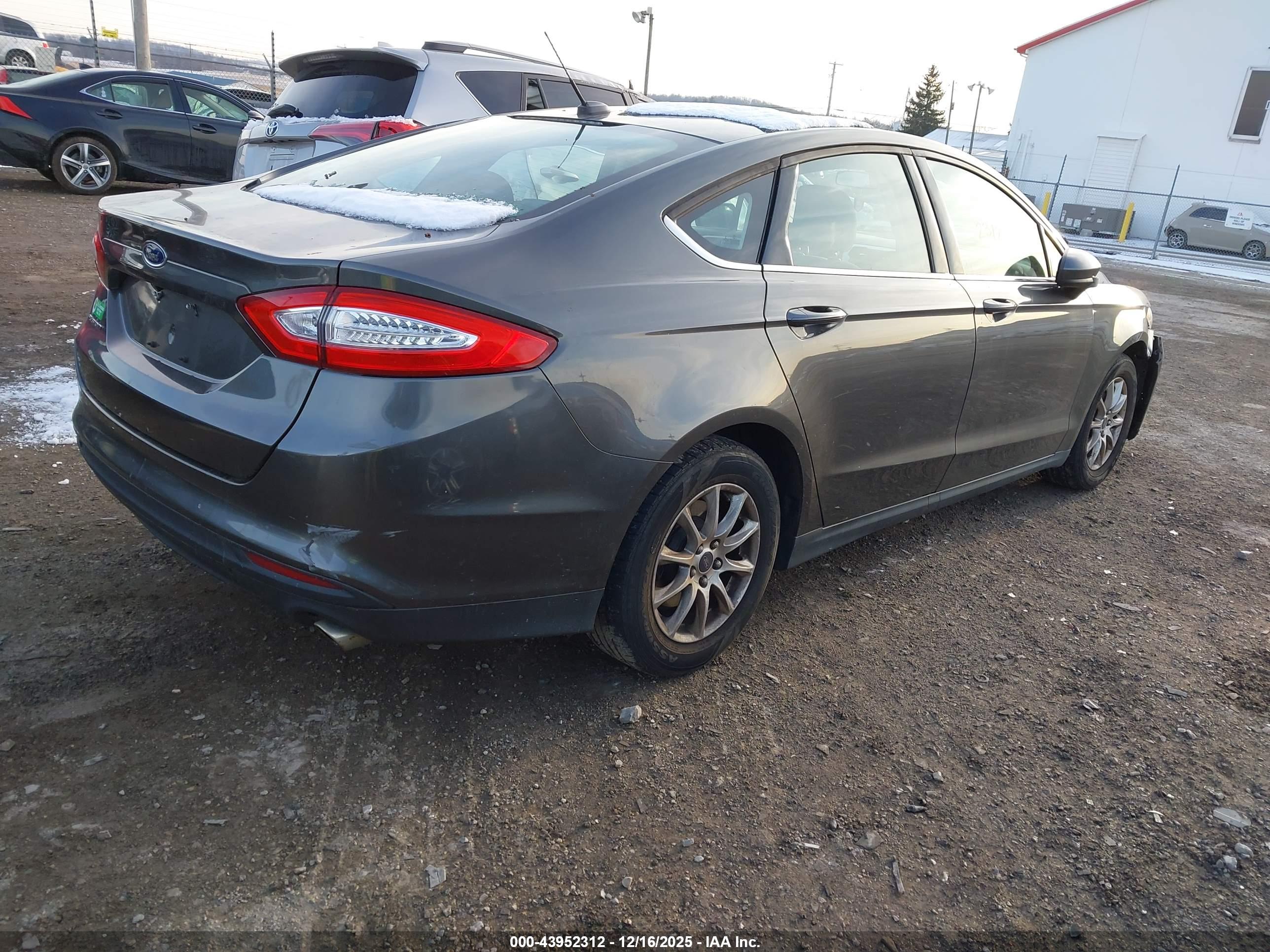 FORD FUSION image 4