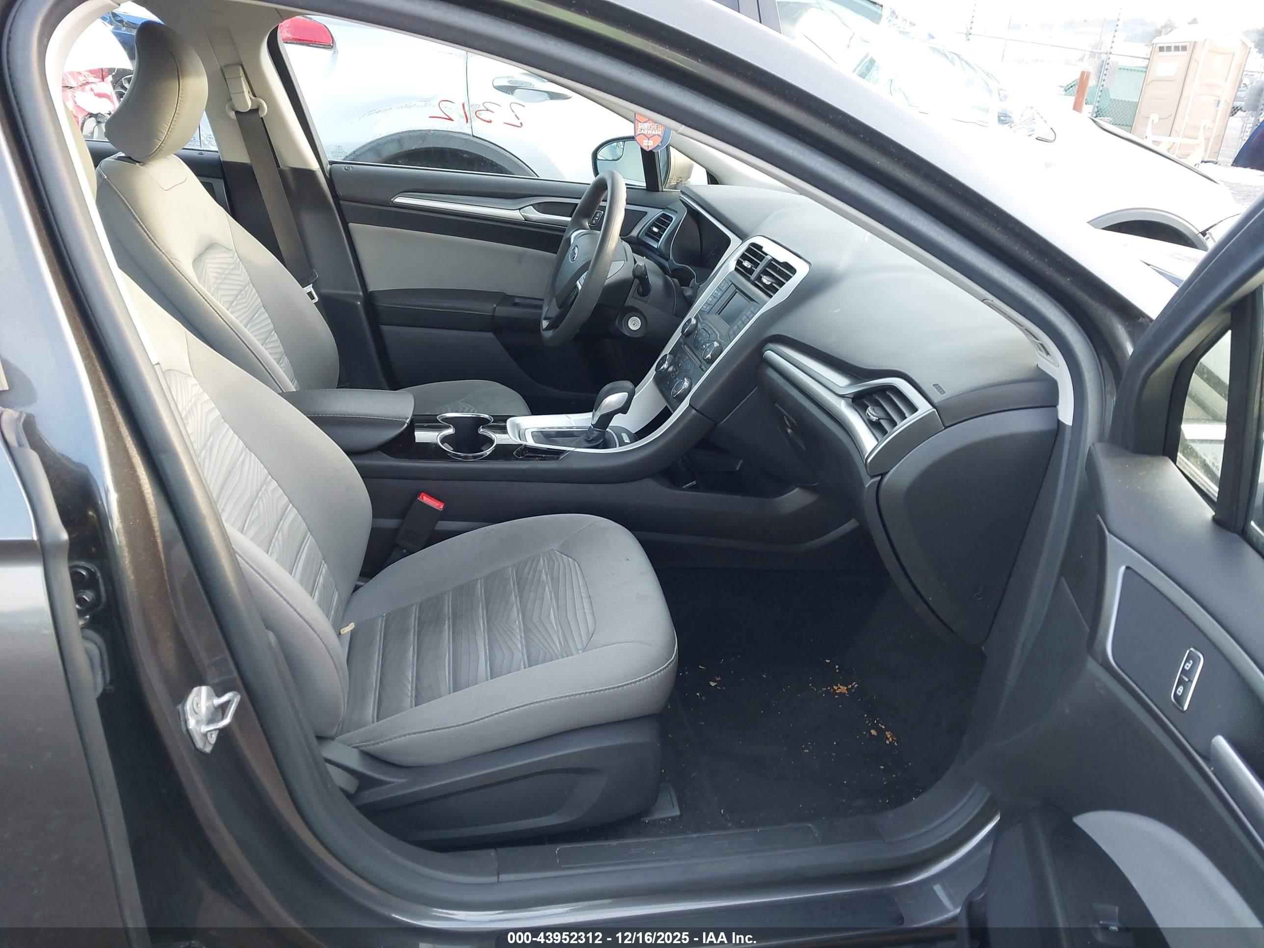 FORD FUSION image 5