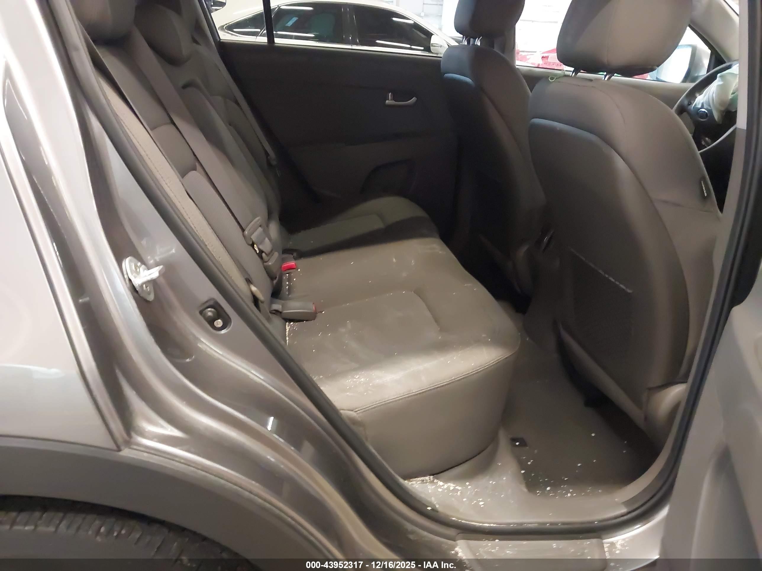 KIA SPORTAGE image 8
