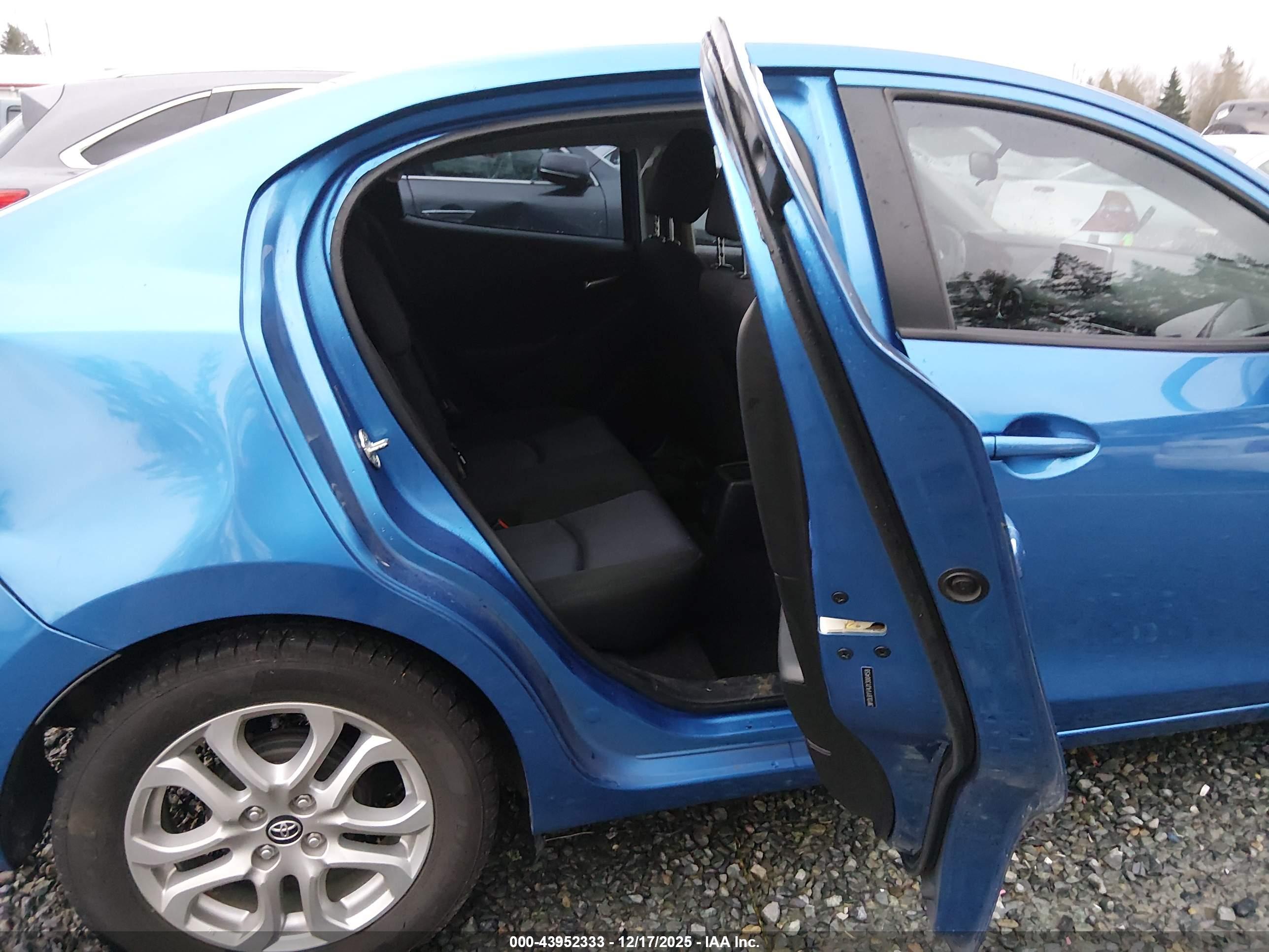 TOYOTA YARIS image 8