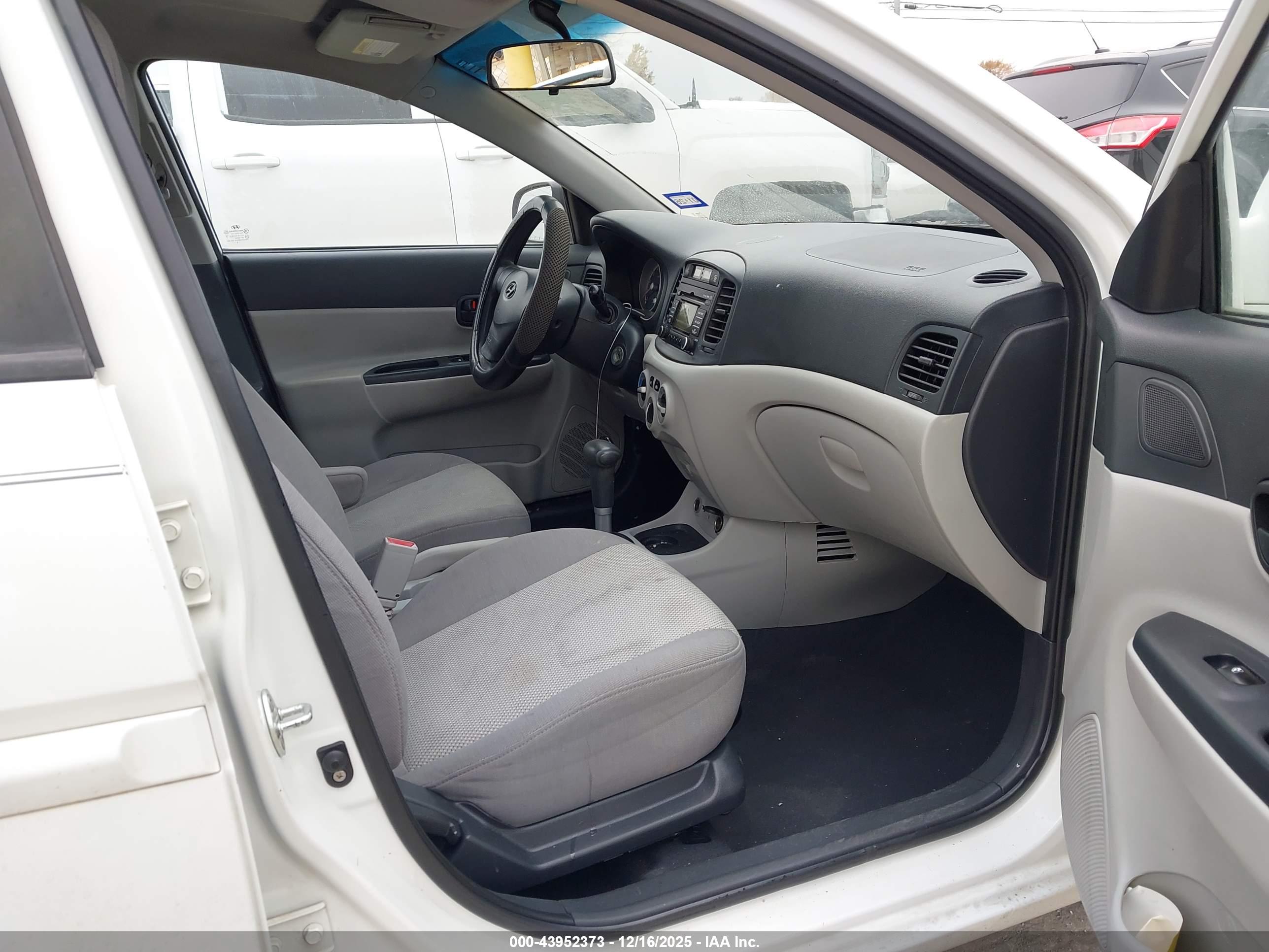 HYUNDAI ACCENT image 5