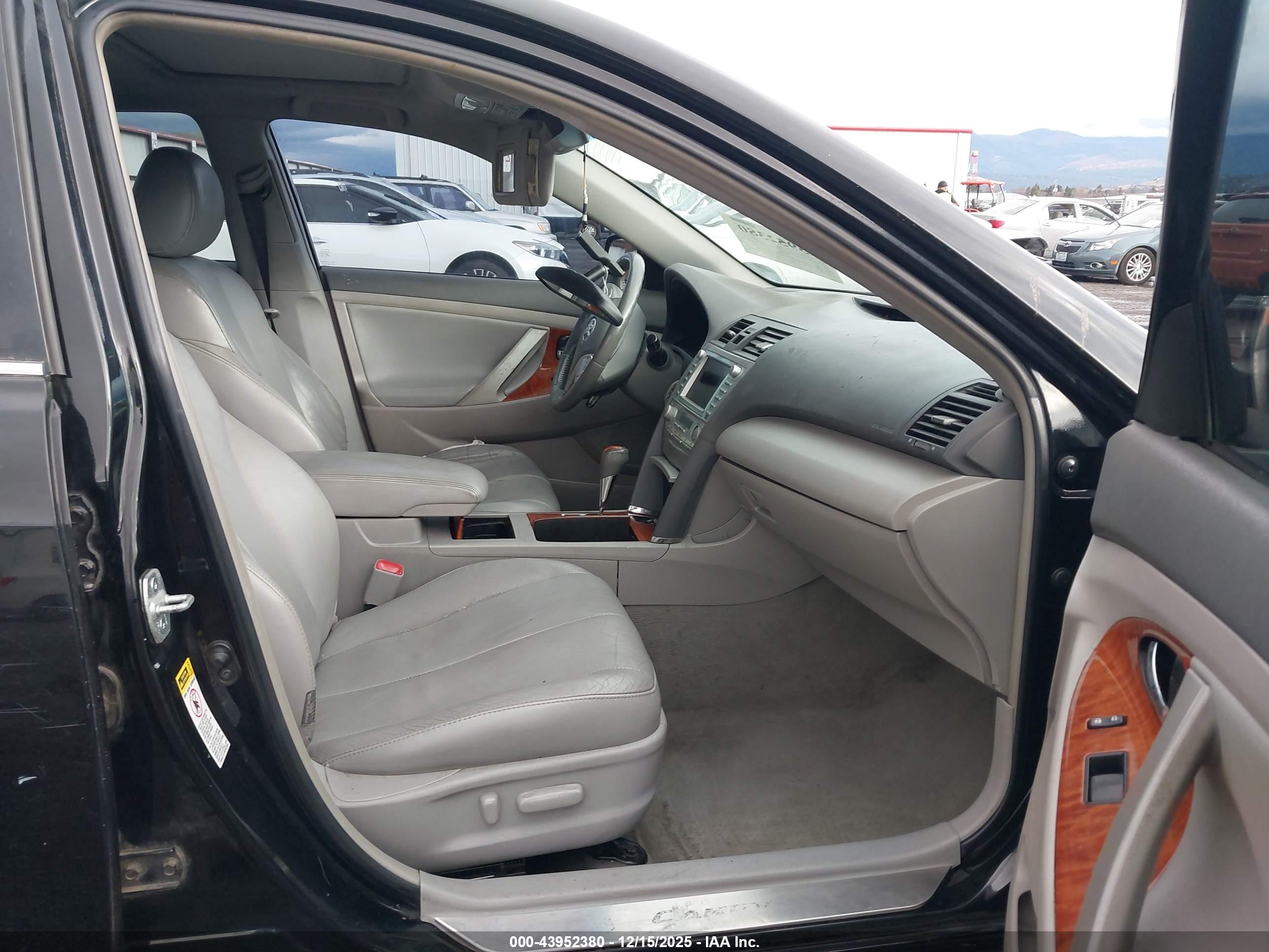 TOYOTA CAMRY image 5