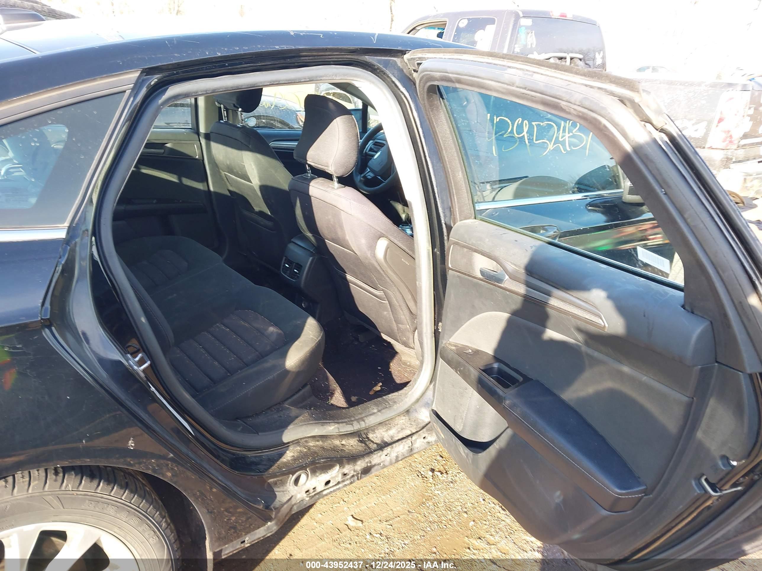 FORD FUSION image 8