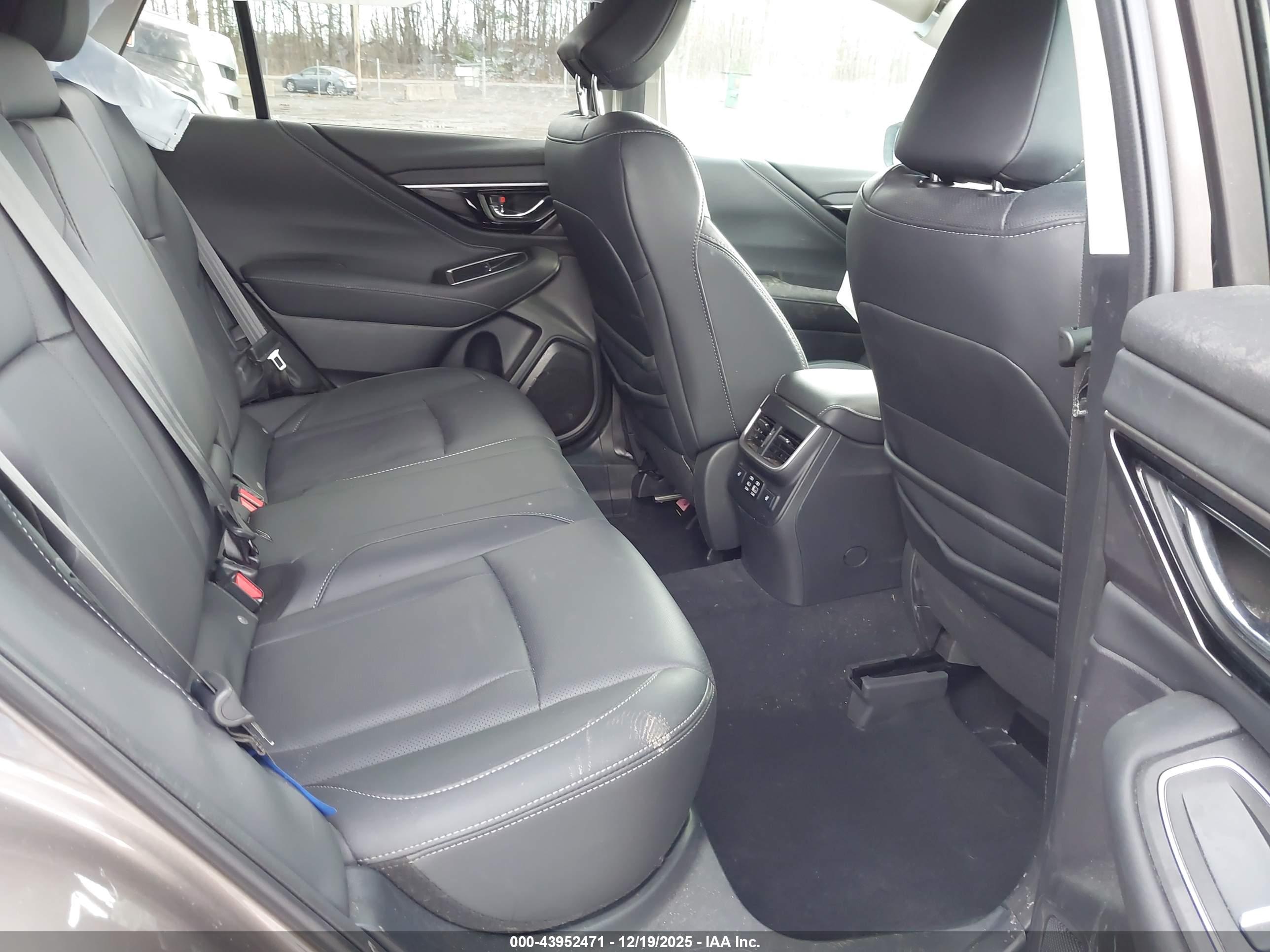 SUBARU OUTBACK image 8
