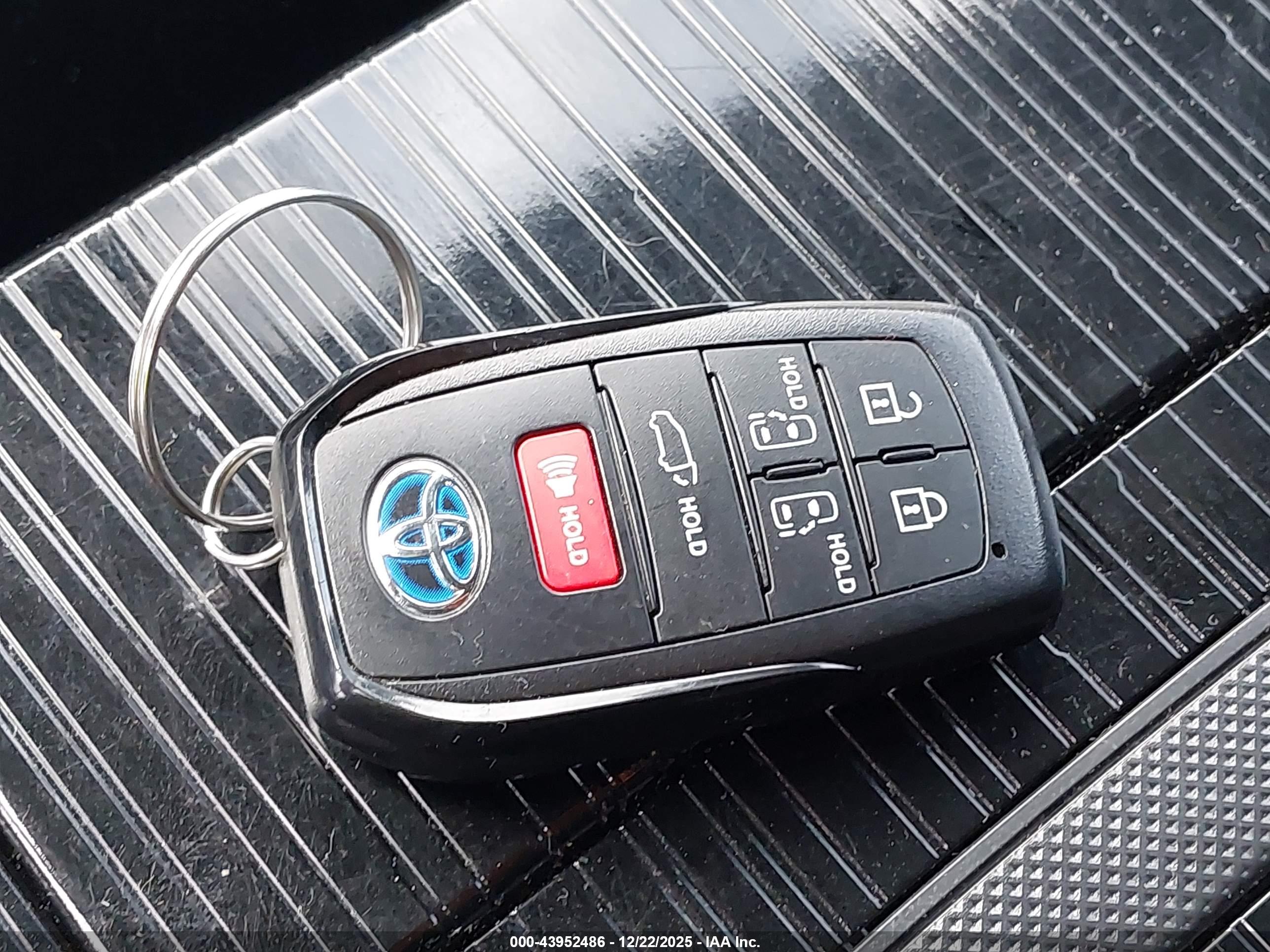 TOYOTA SIENNA image 11