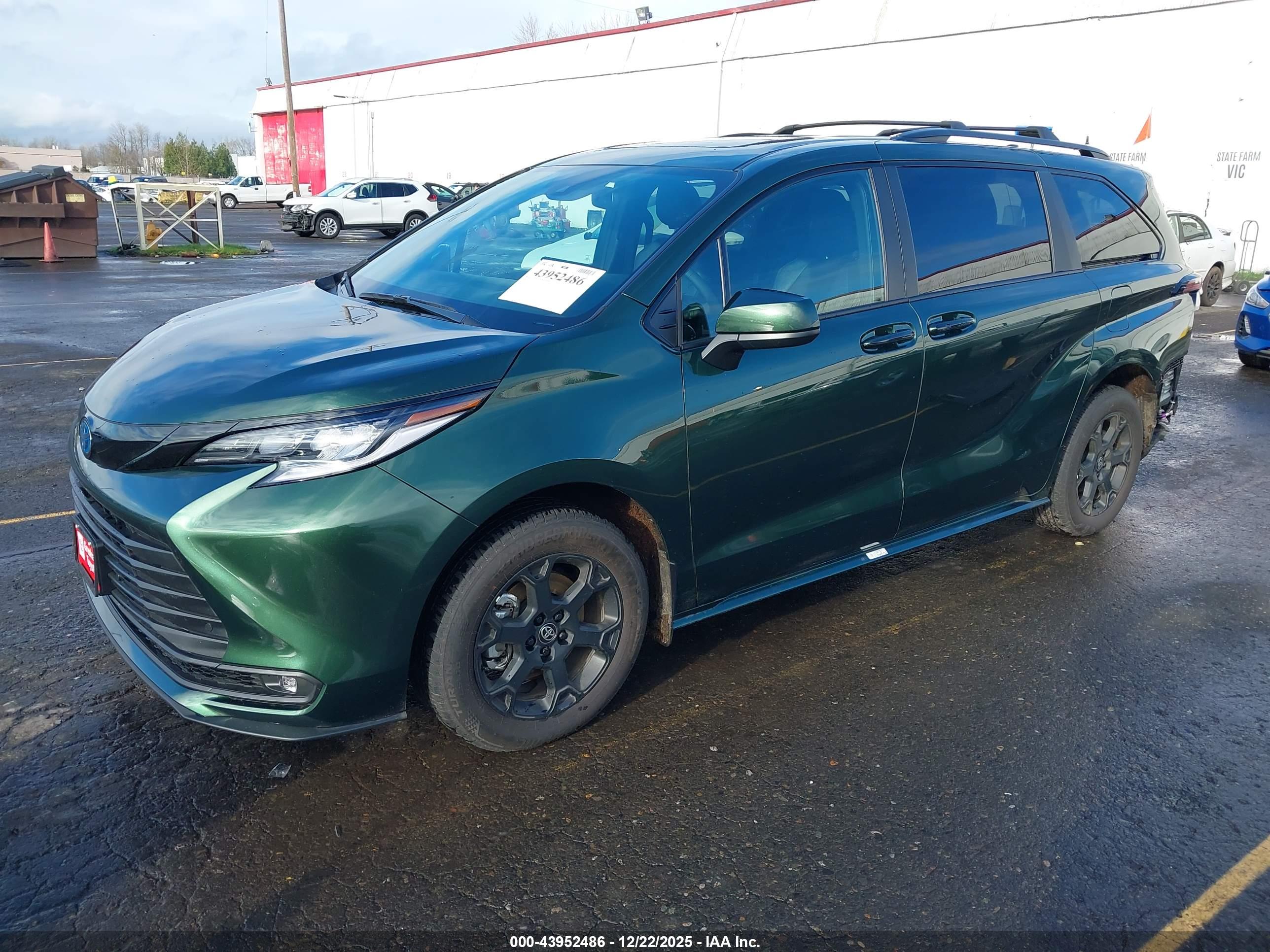 TOYOTA SIENNA image 2