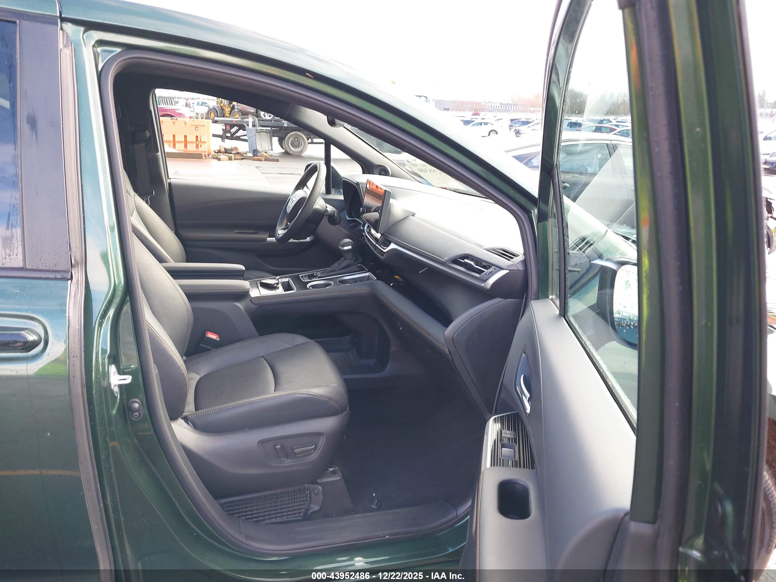 TOYOTA SIENNA image 5