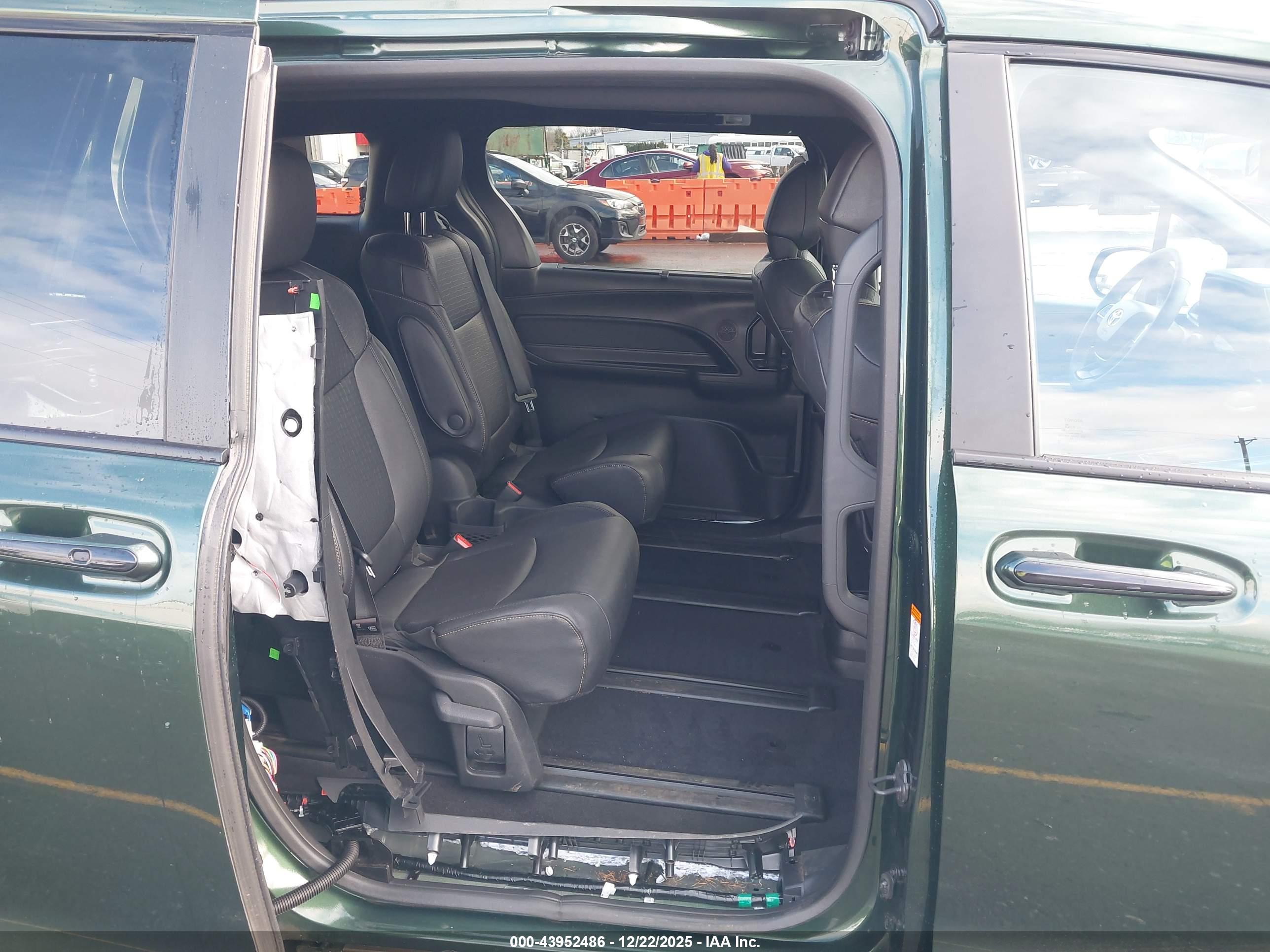 TOYOTA SIENNA image 8