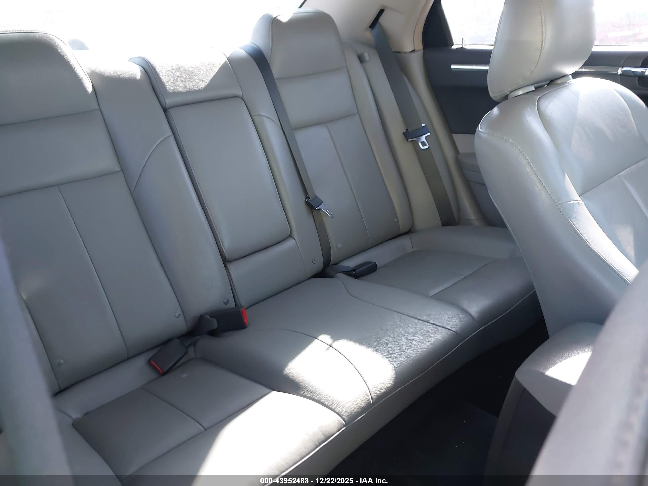 CHRYSLER 300 image 8