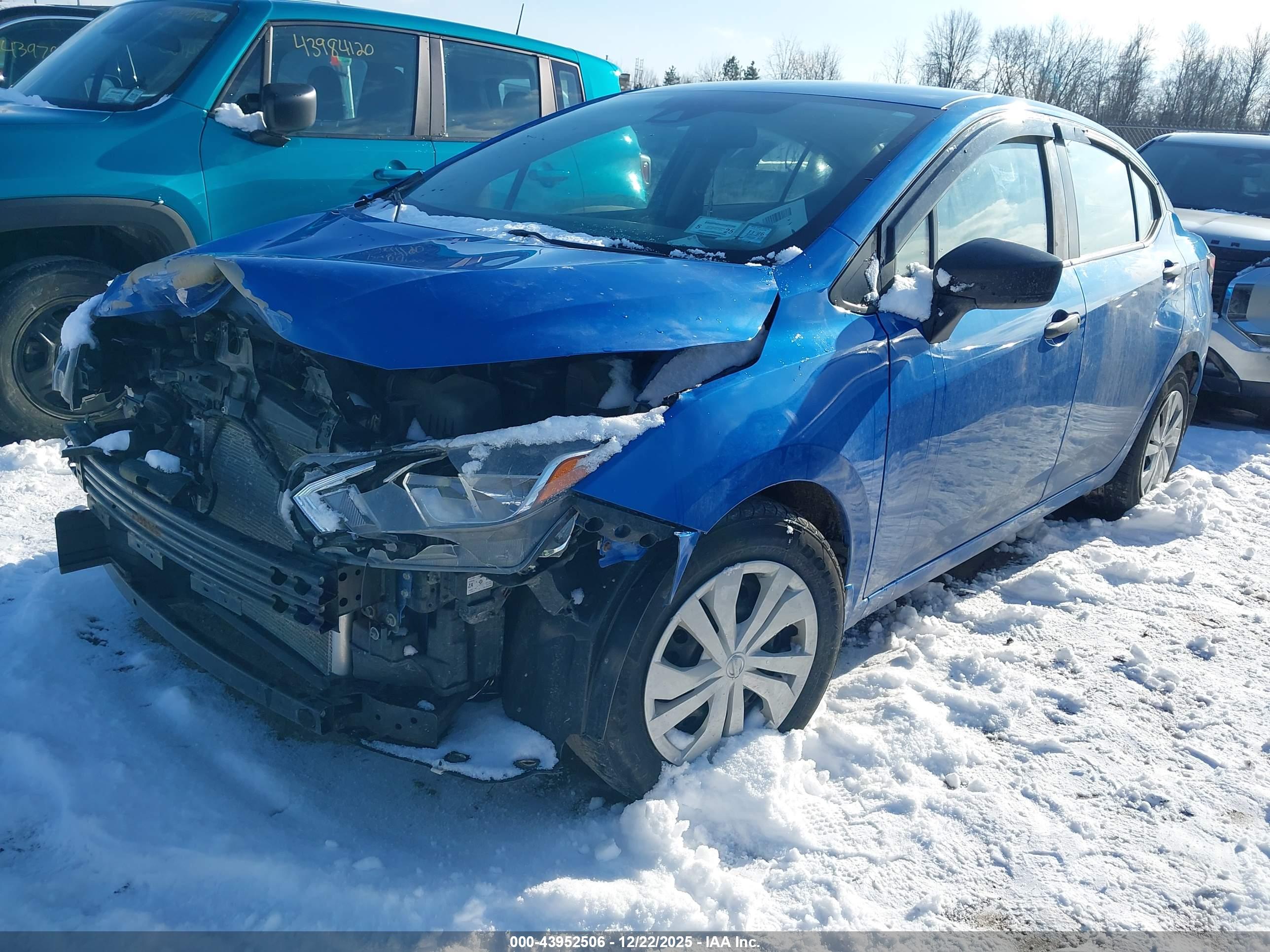 NISSAN VERSA image 2