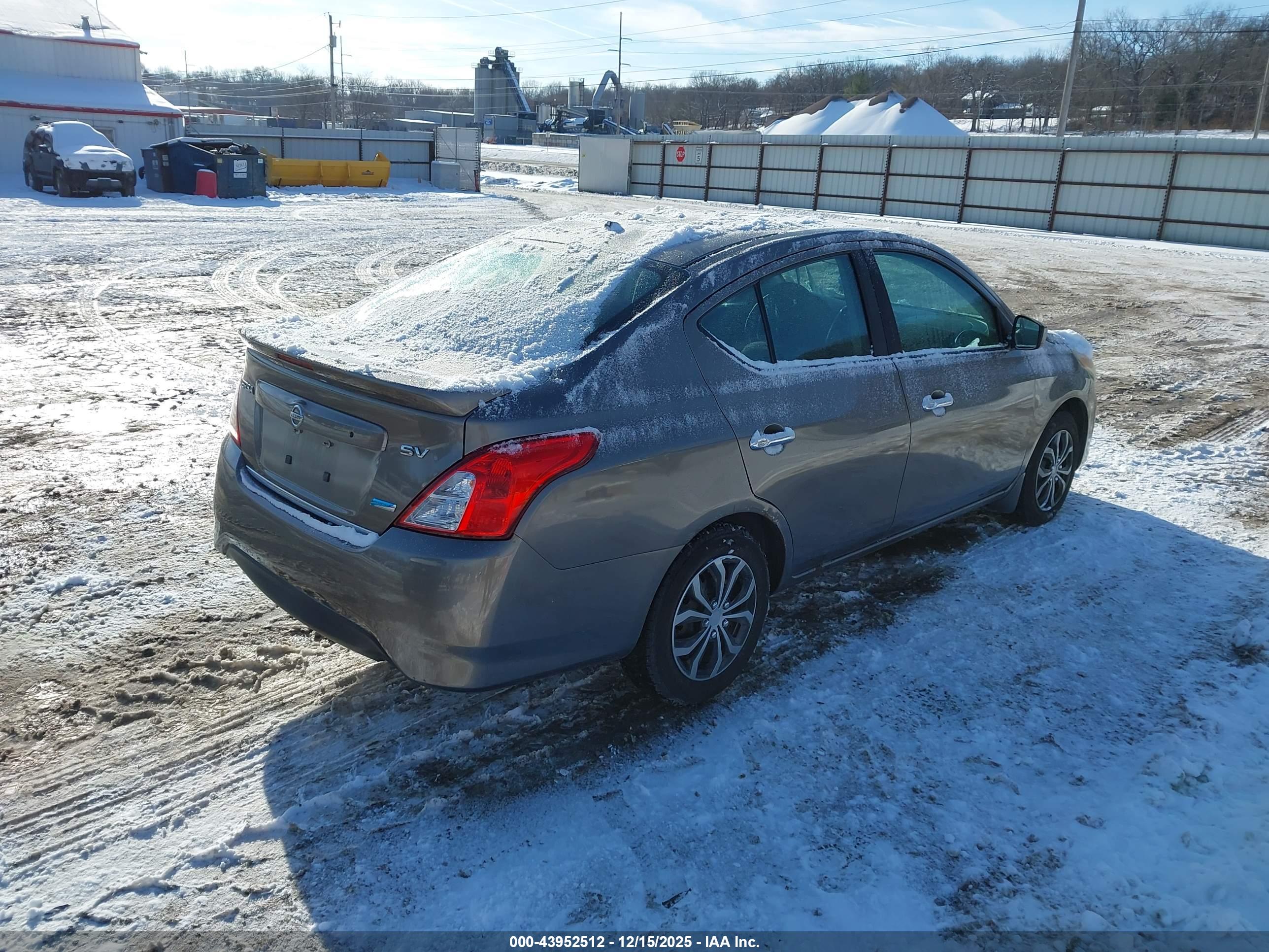 NISSAN VERSA image 4