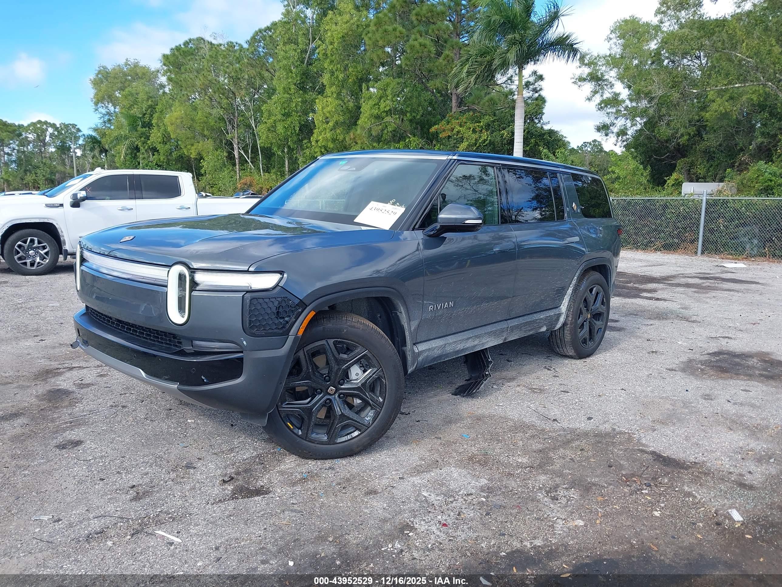 RIVIAN R1S image 2