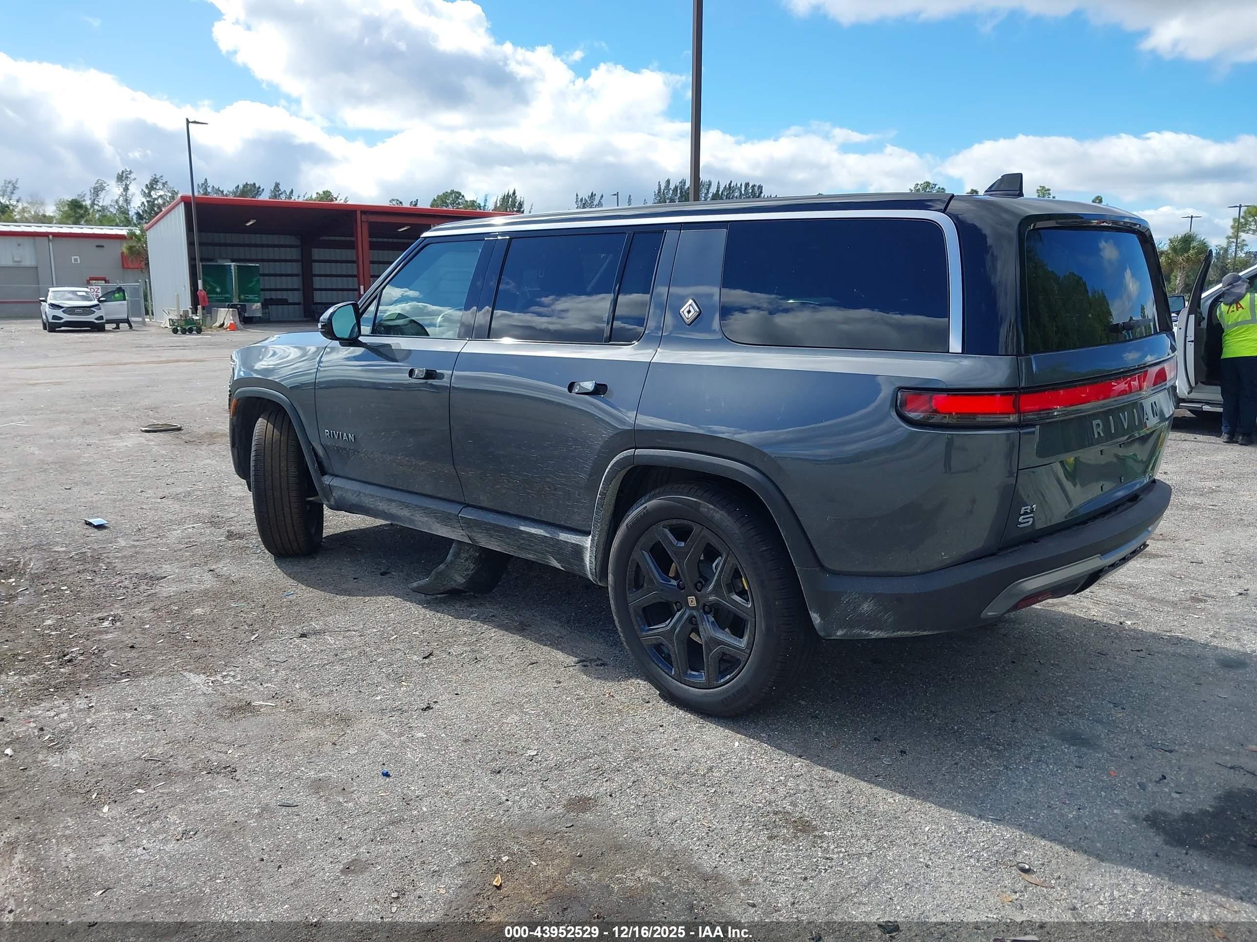 RIVIAN R1S image 3