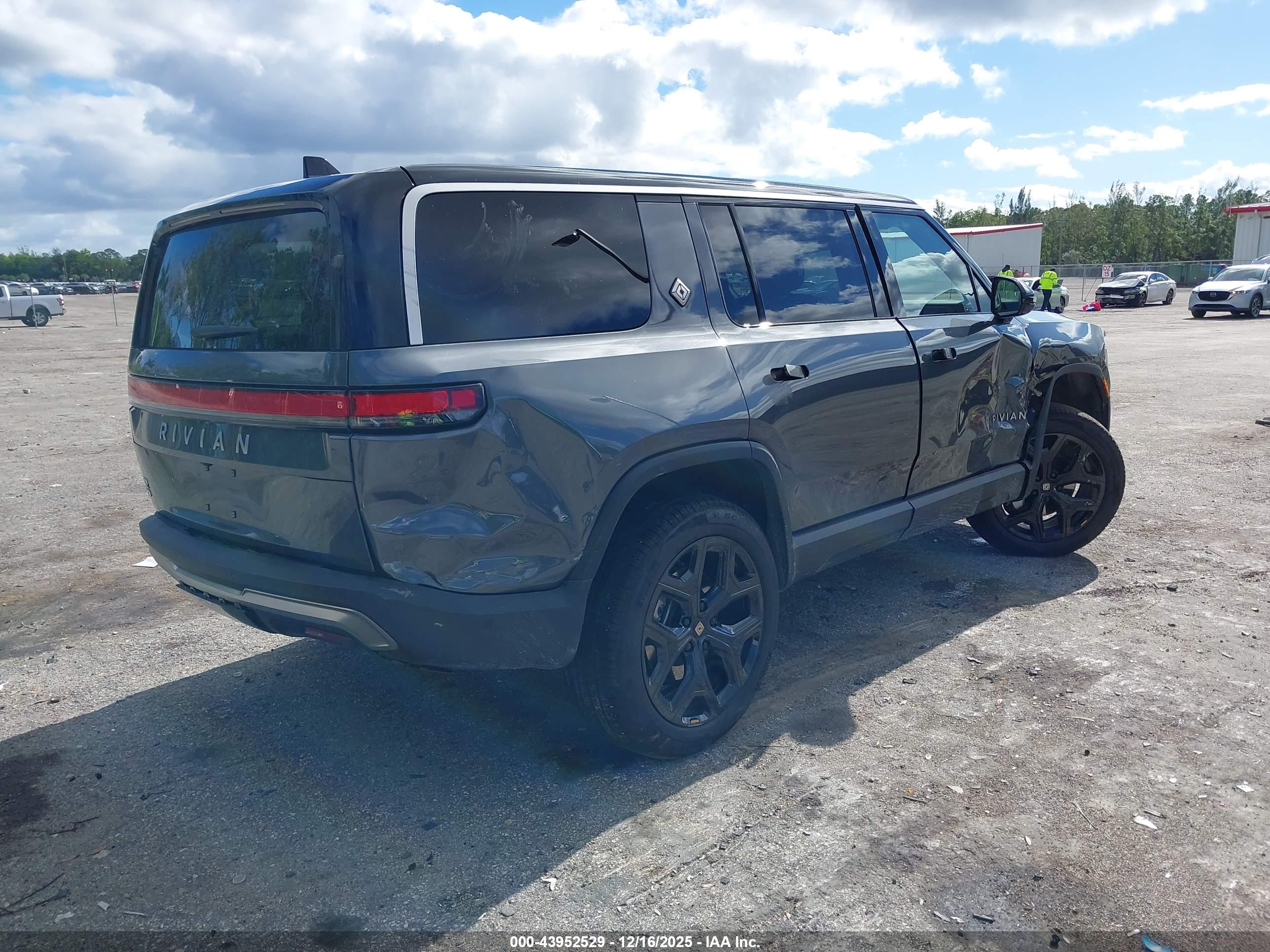 RIVIAN R1S image 4