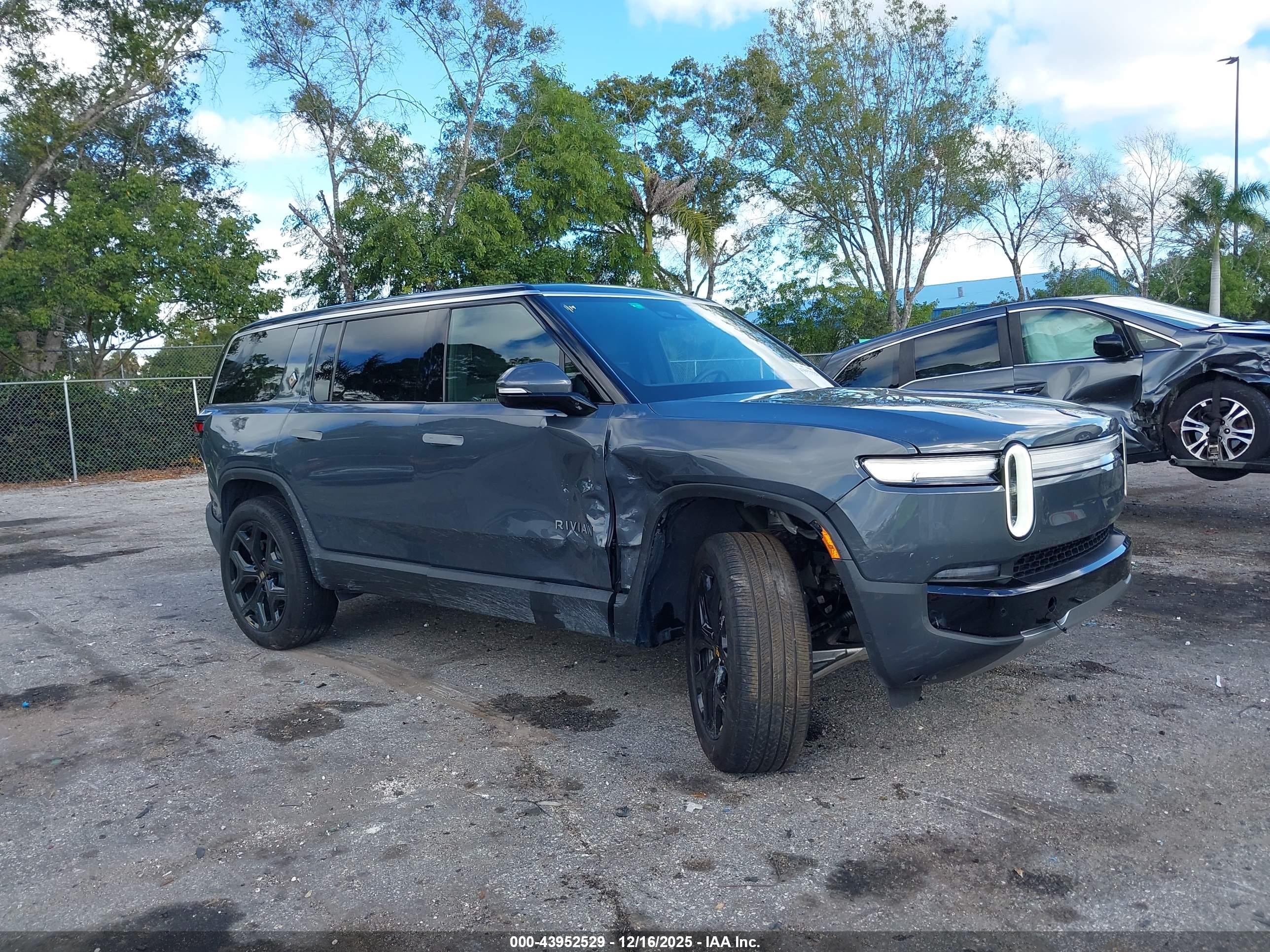 RIVIAN R1S image 6