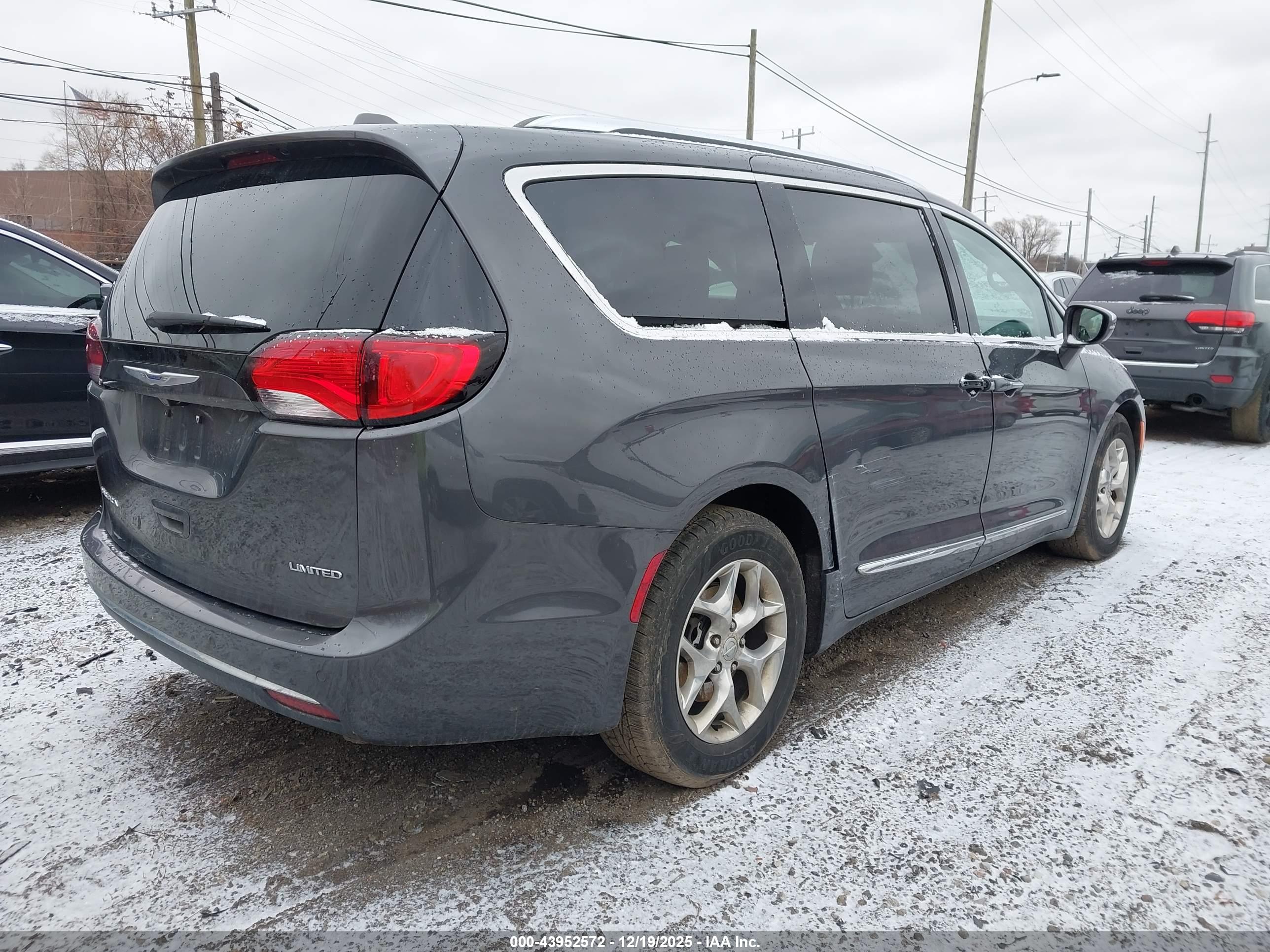 CHRYSLER PACIFICA image 4
