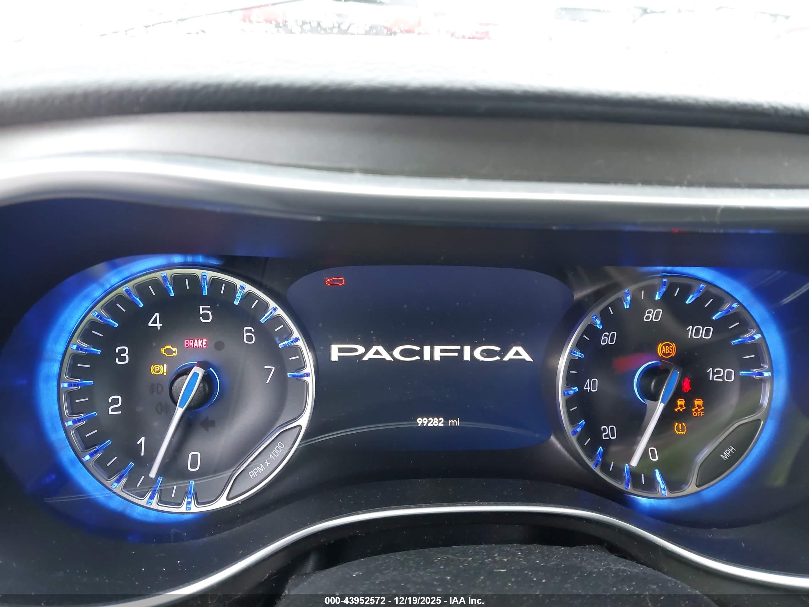 CHRYSLER PACIFICA image 7