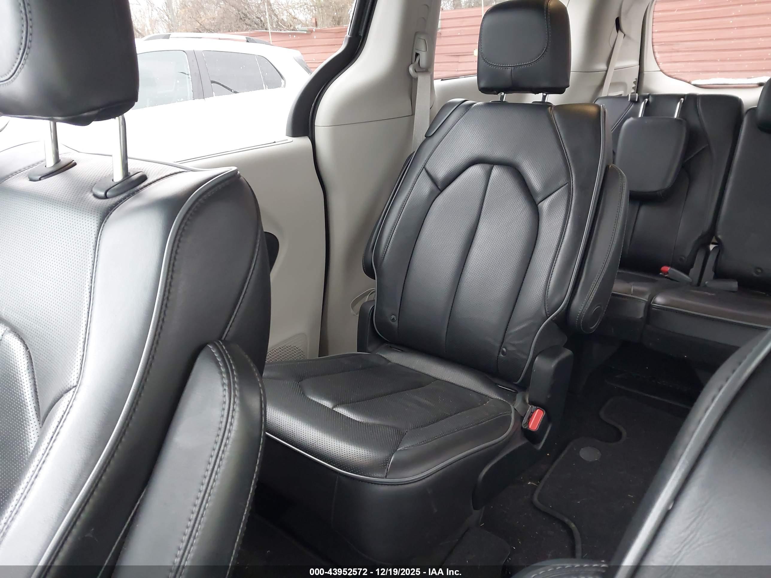 CHRYSLER PACIFICA image 8