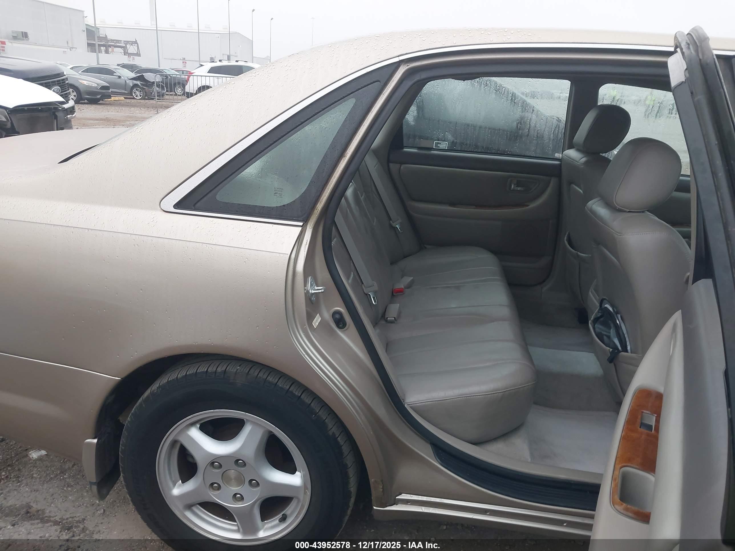 TOYOTA AVALON image 8