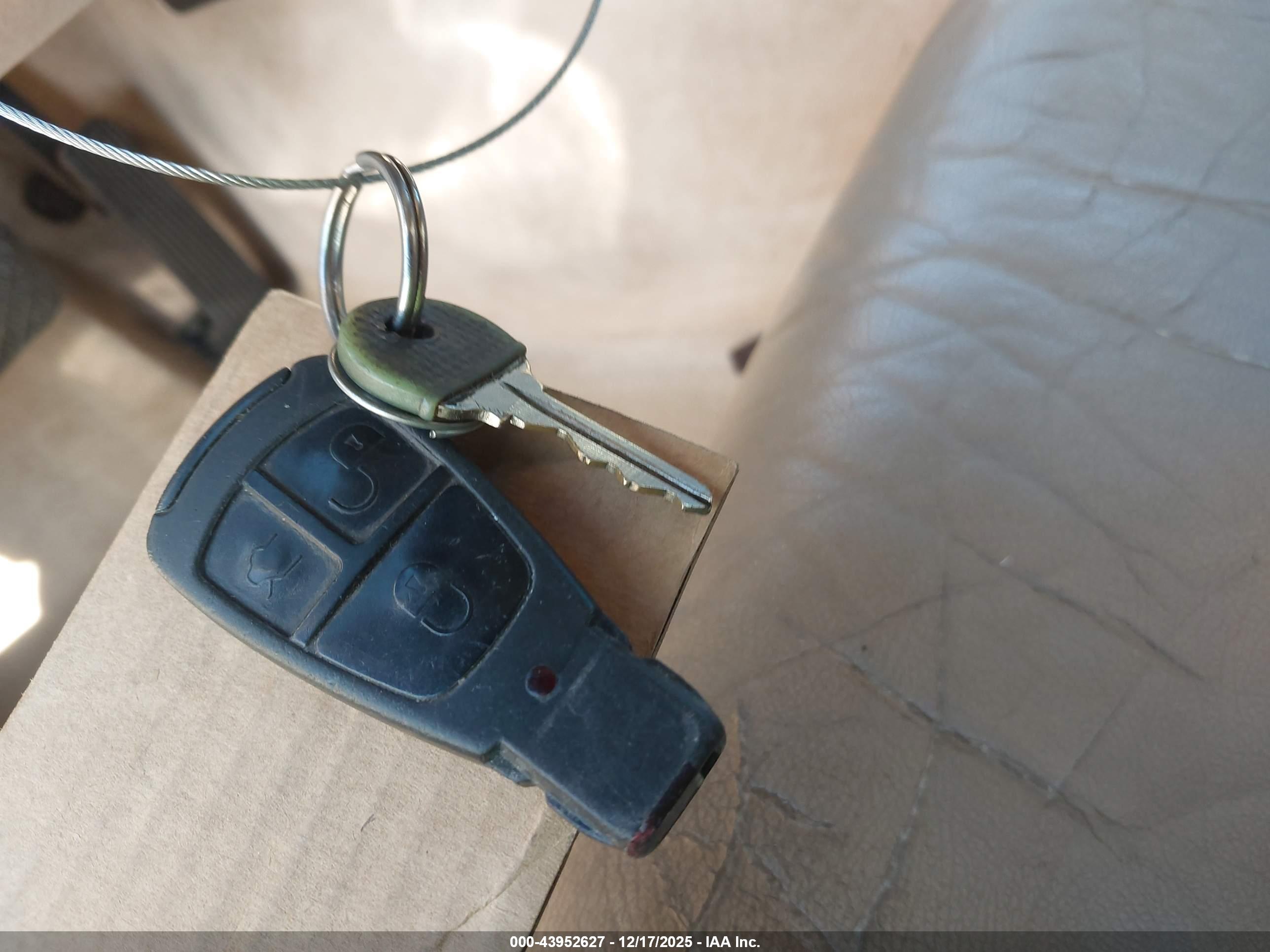 MERCEDES-BENZ E image 11