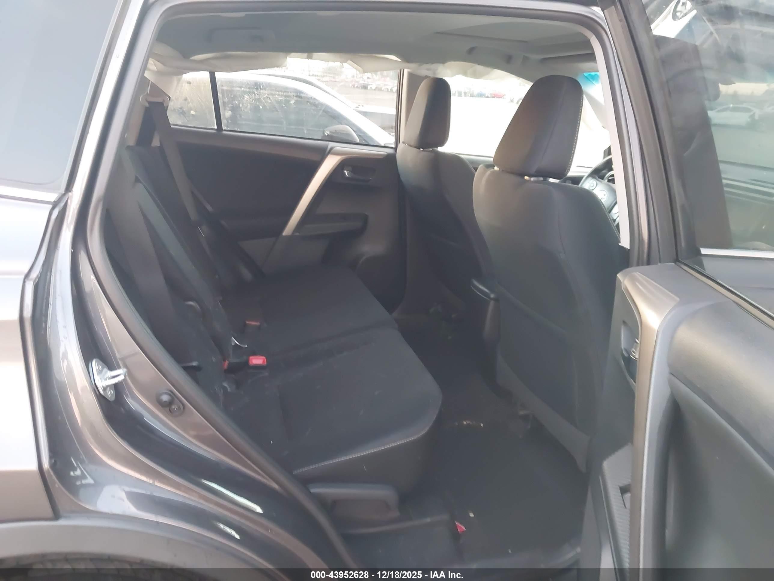 TOYOTA RAV4 image 8