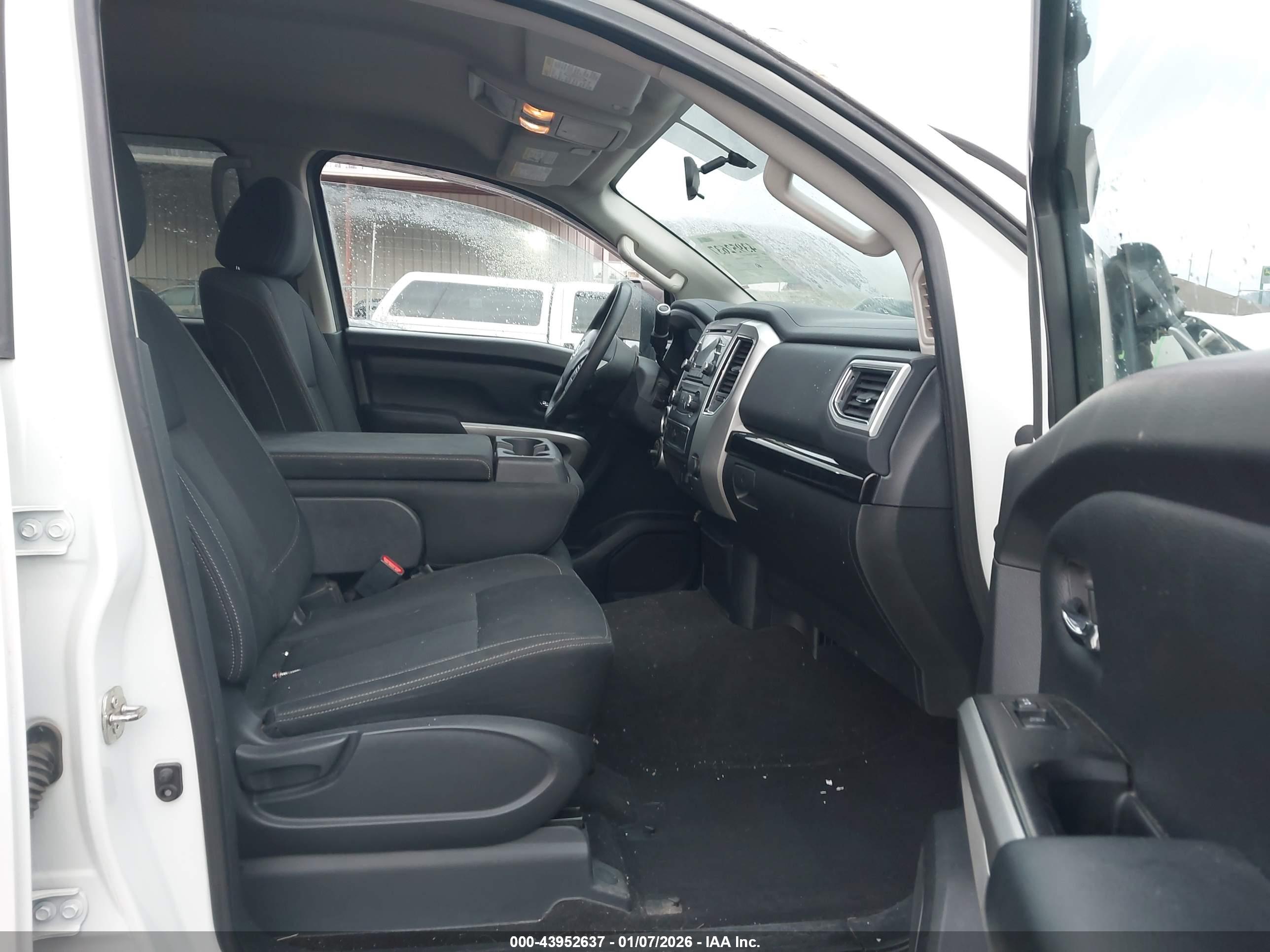 NISSAN TITAN image 5