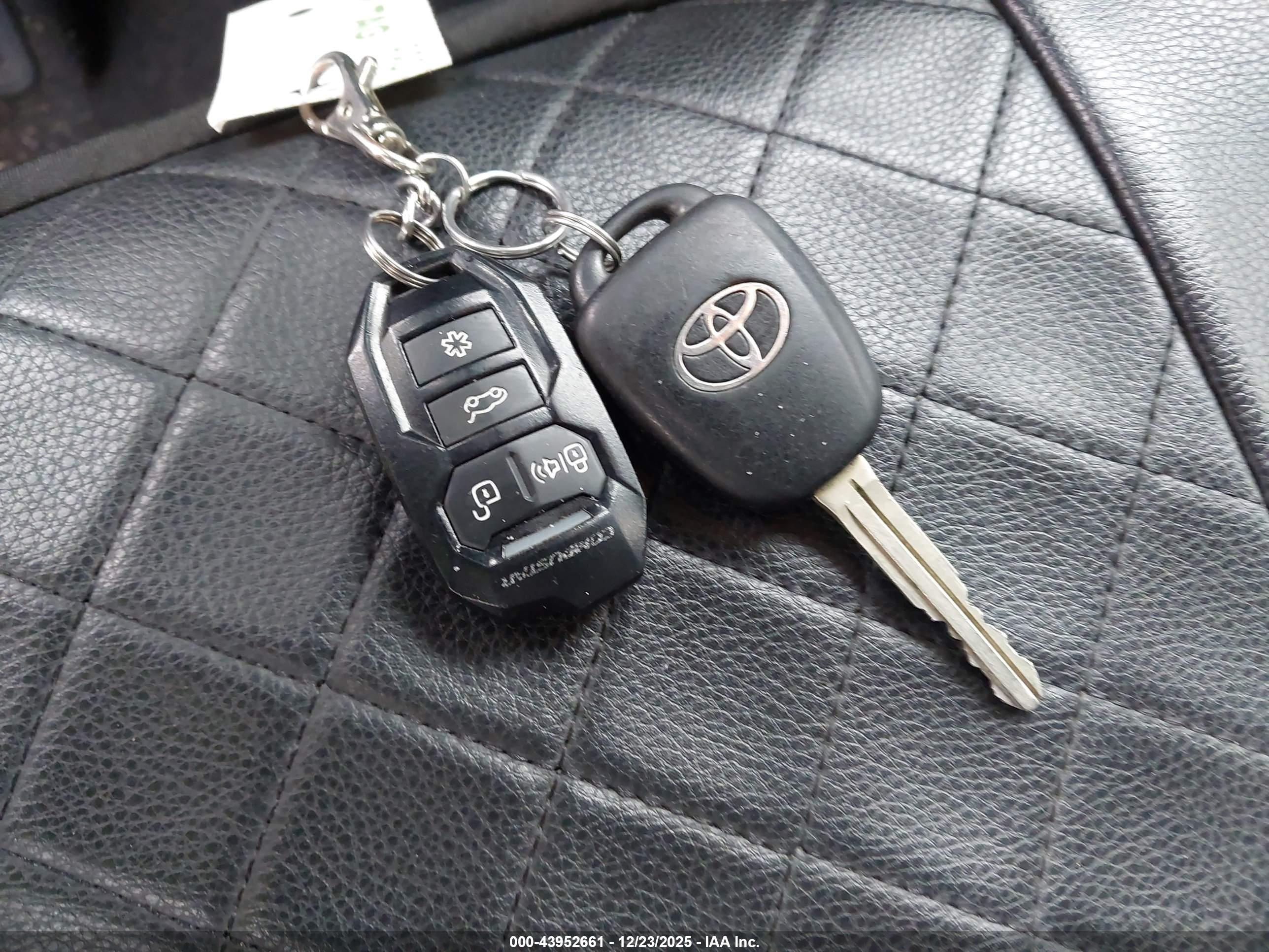 TOYOTA RAV4 image 11