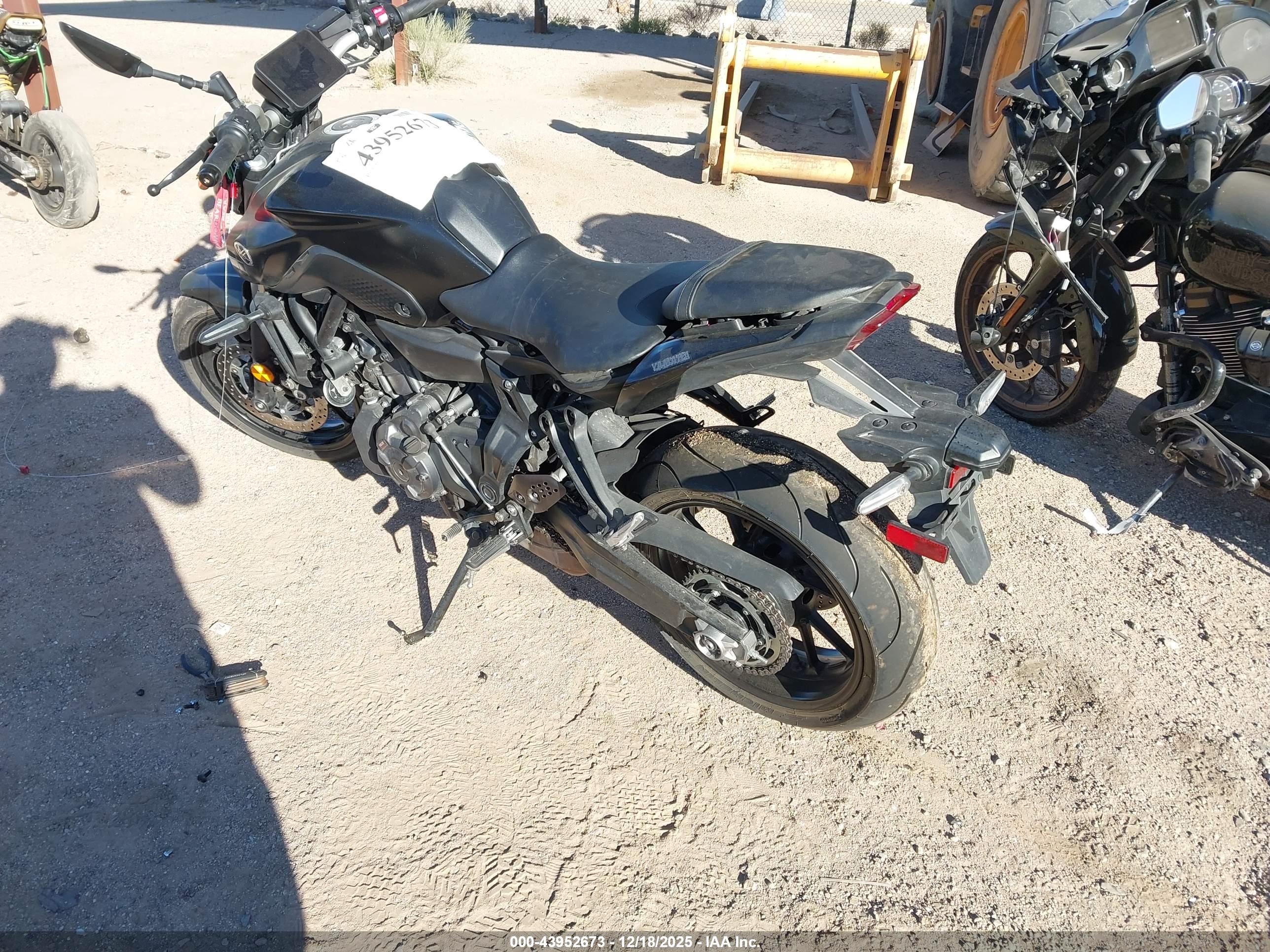 YAMAHA MT07 image 3