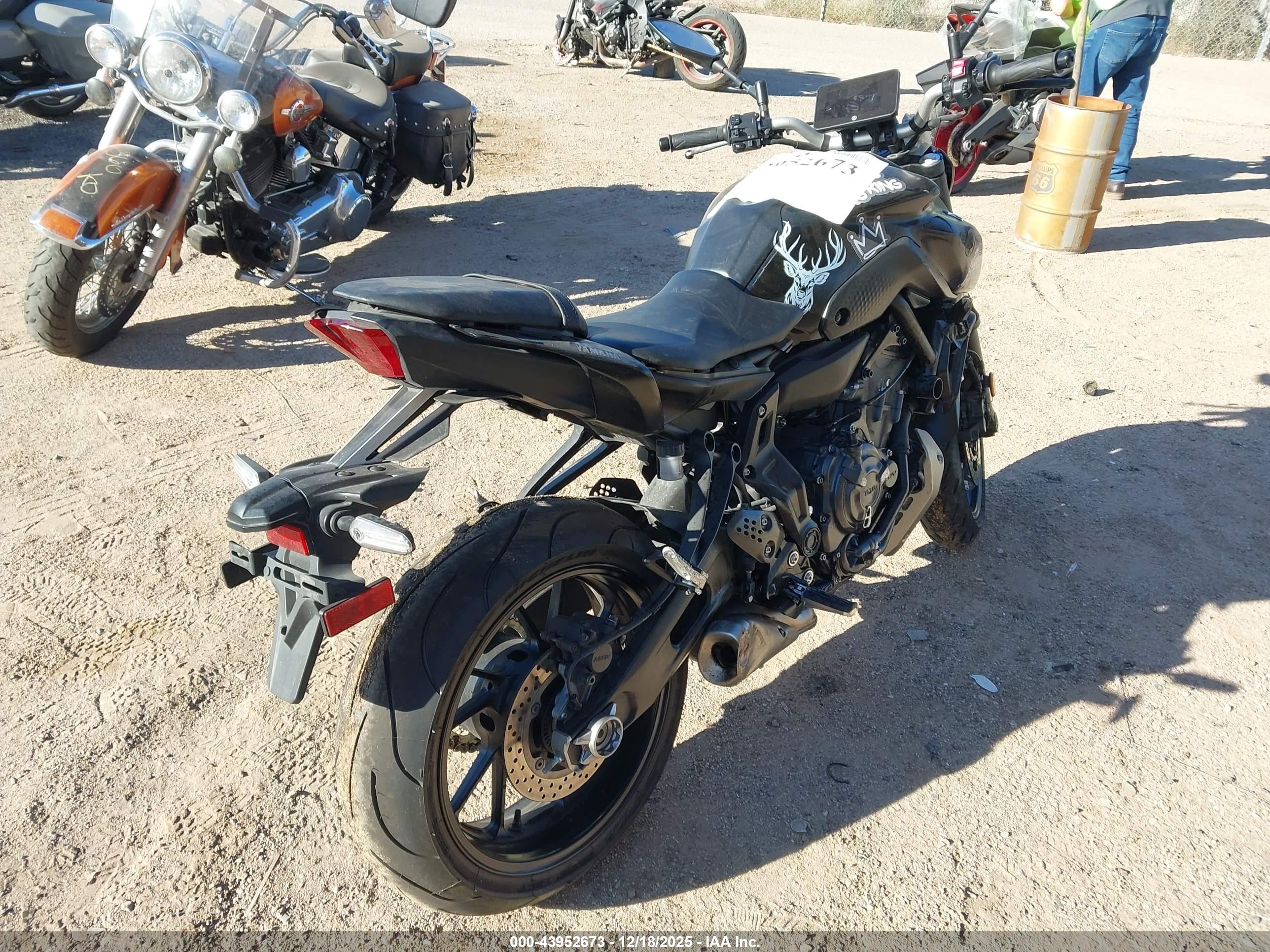 YAMAHA MT07 image 4