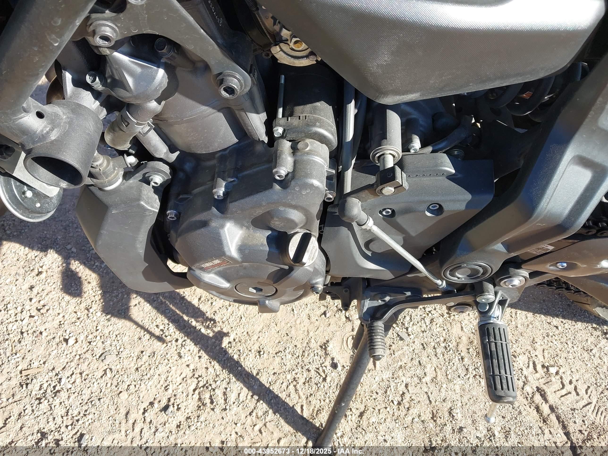 YAMAHA MT07 image 9