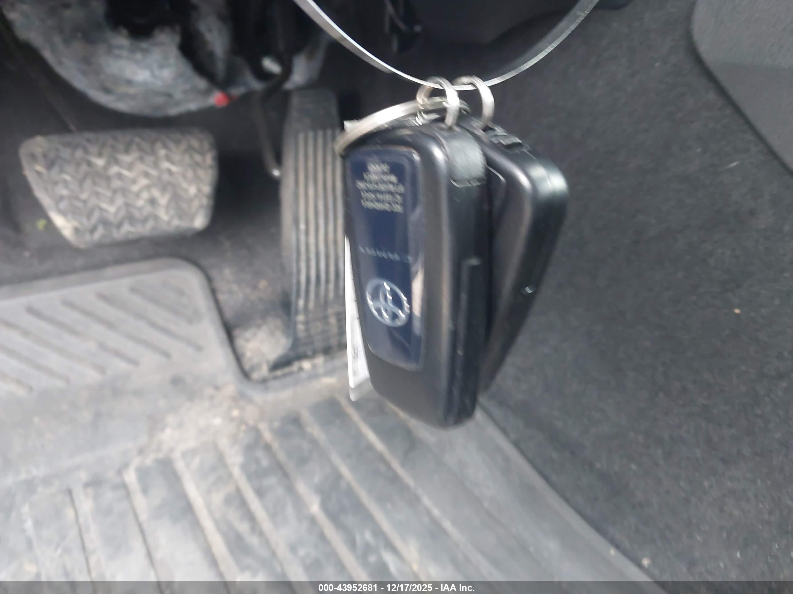 TOYOTA CAMRY image 11