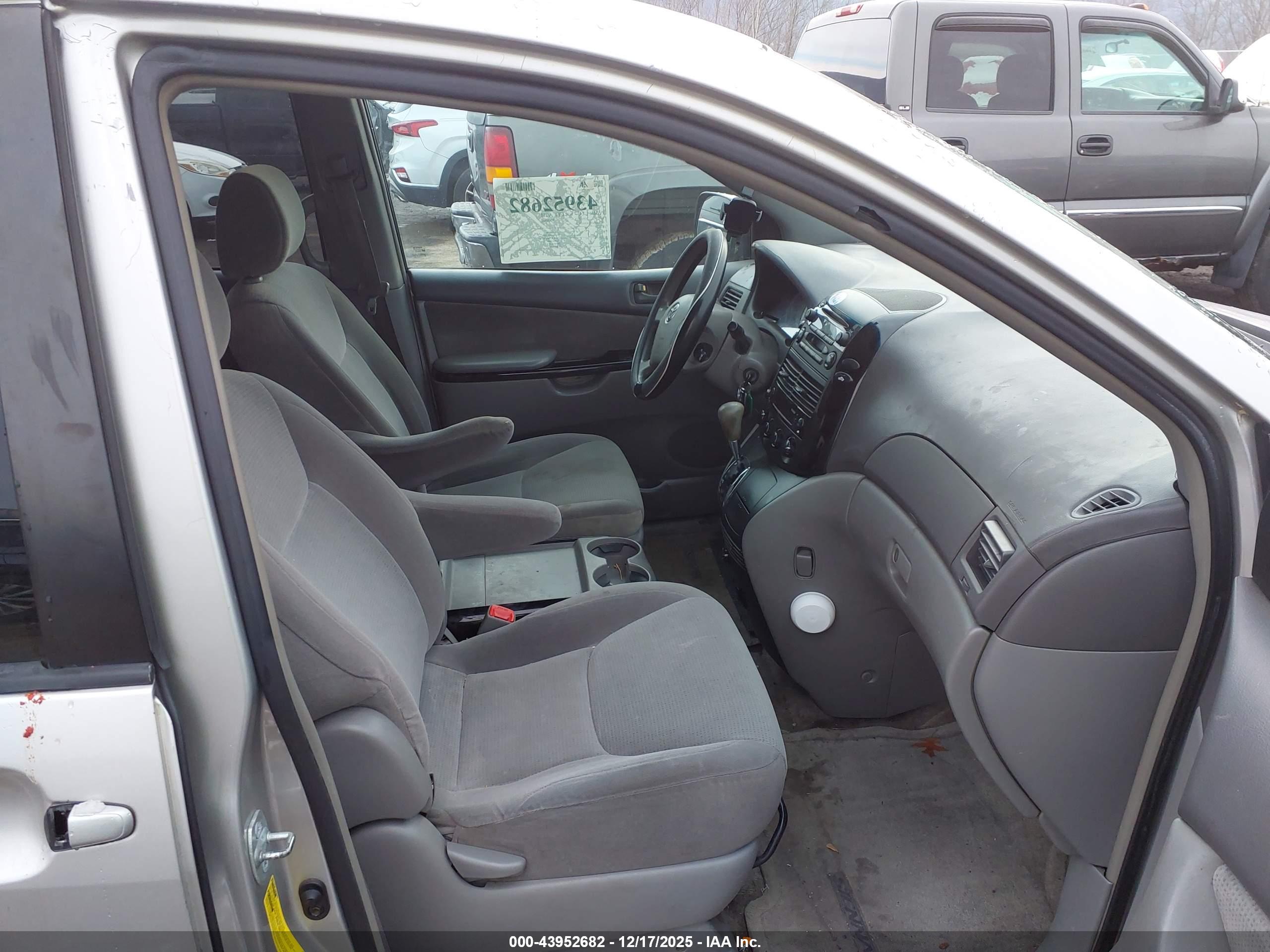 TOYOTA SIENNA image 5