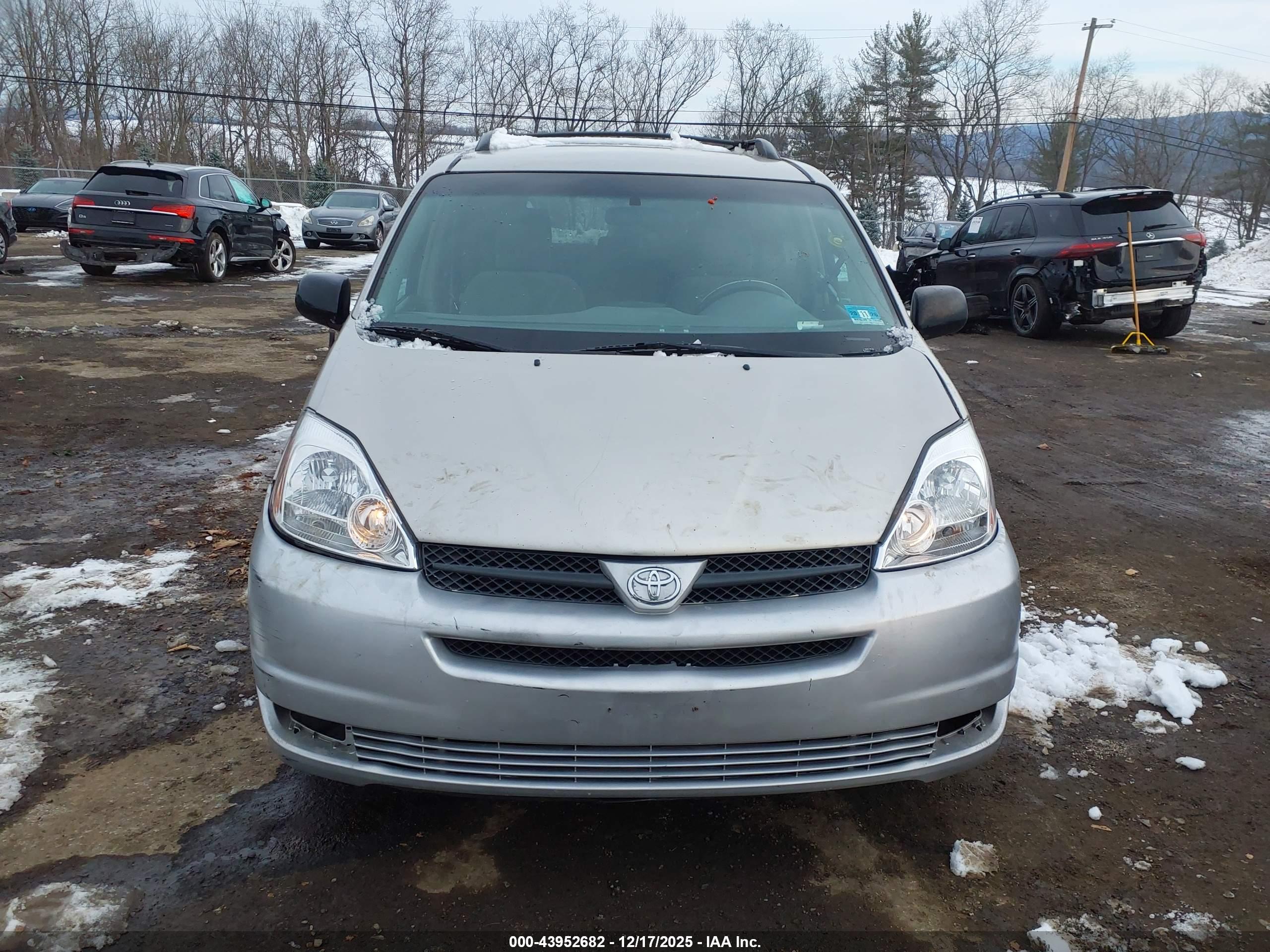 TOYOTA SIENNA image 6