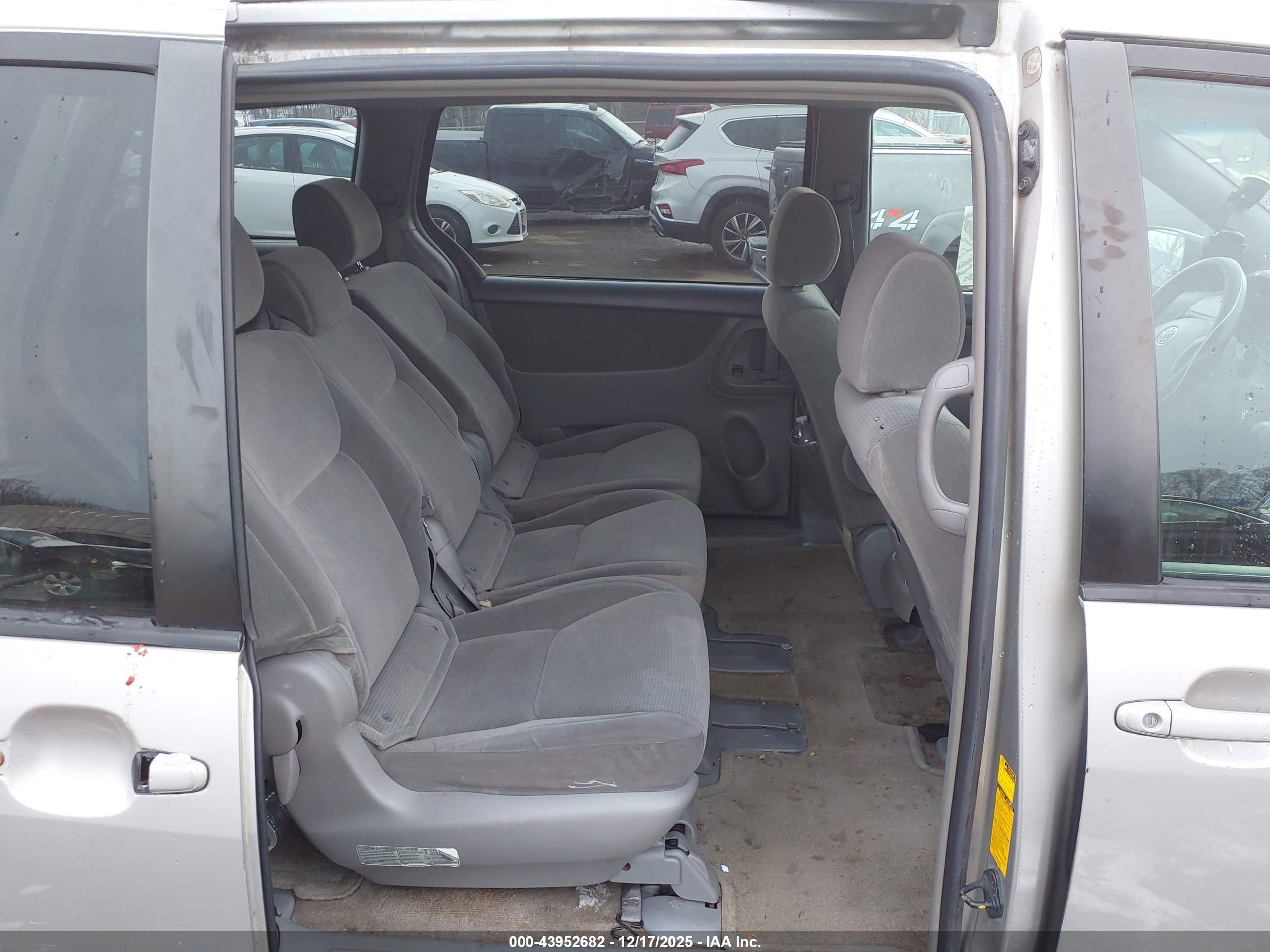 TOYOTA SIENNA image 8