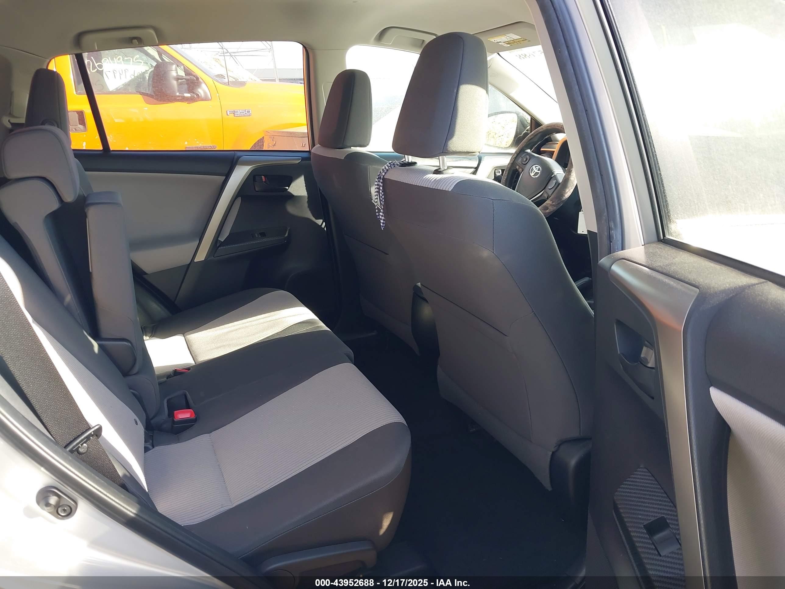 TOYOTA RAV4 image 8