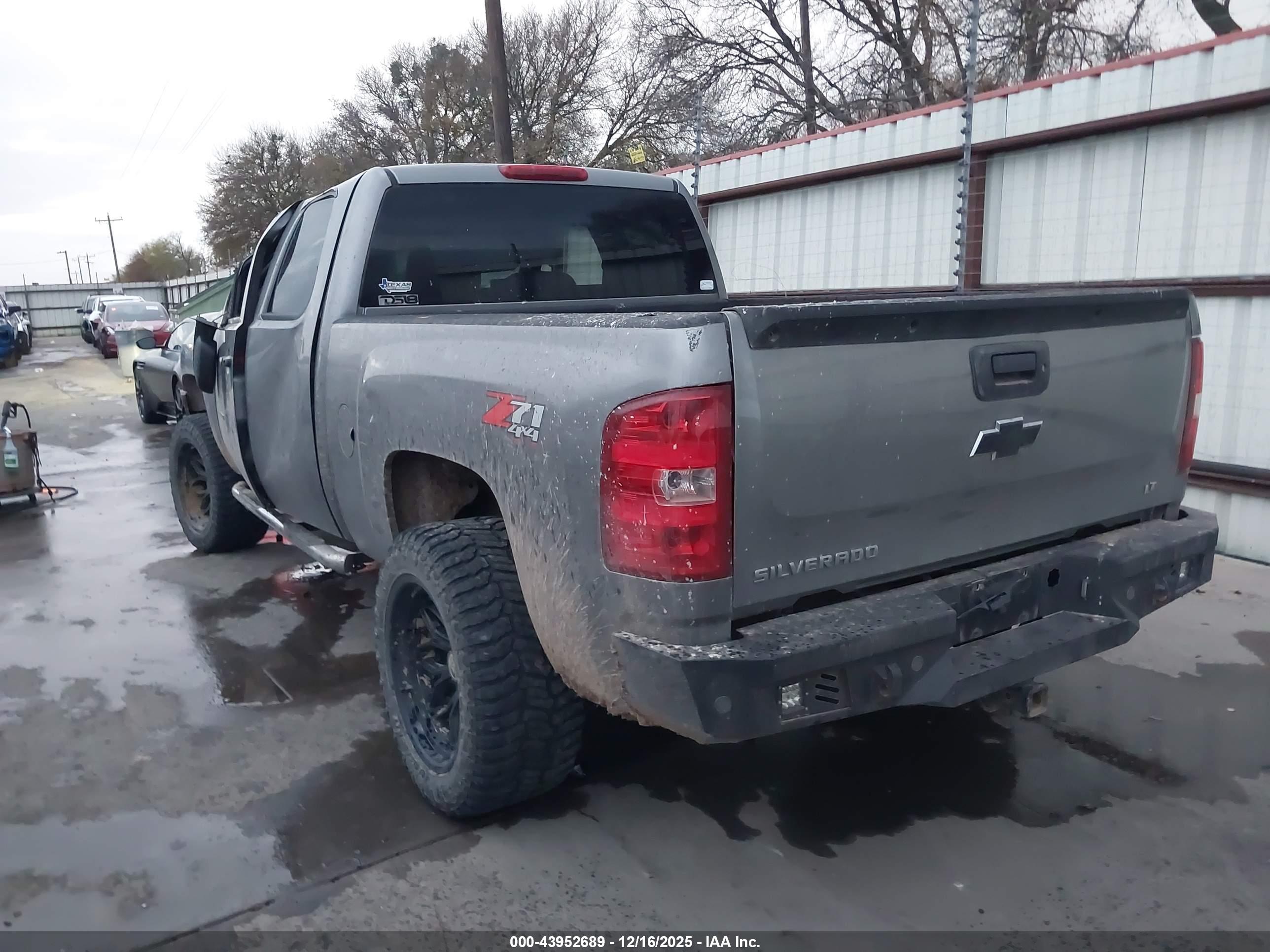 CHEVROLET SILVERADO image 3