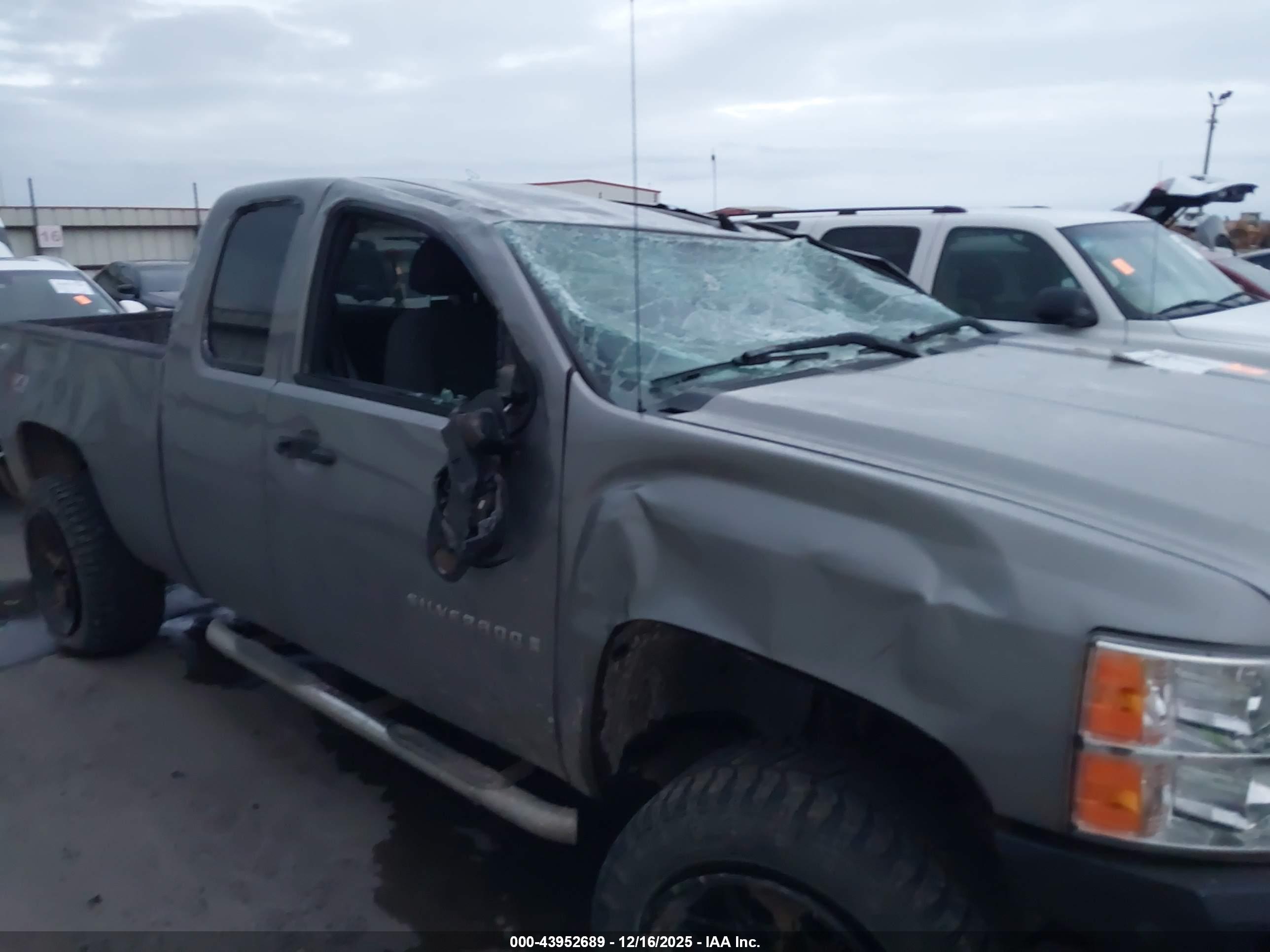 CHEVROLET SILVERADO image 6