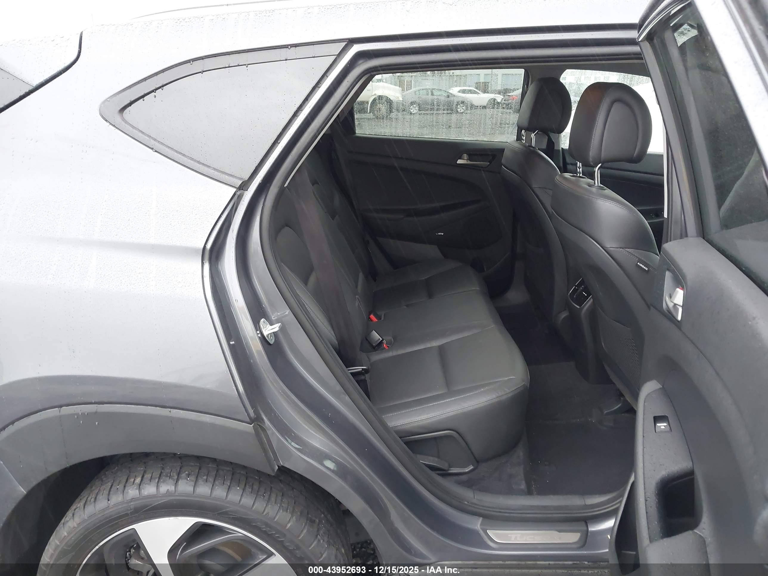 HYUNDAI TUCSON image 8