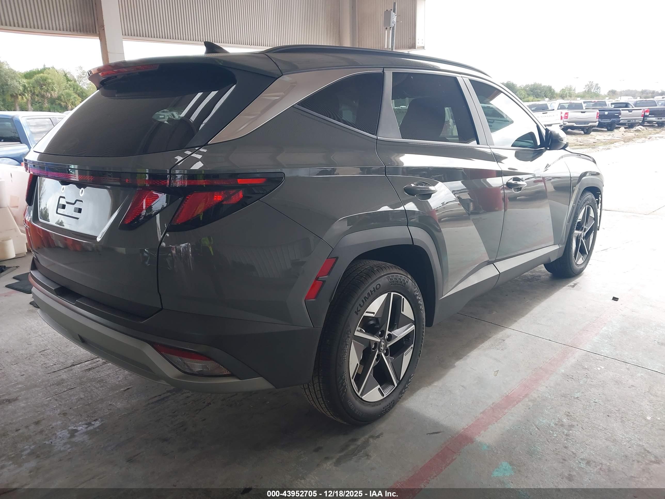HYUNDAI TUCSON image 4
