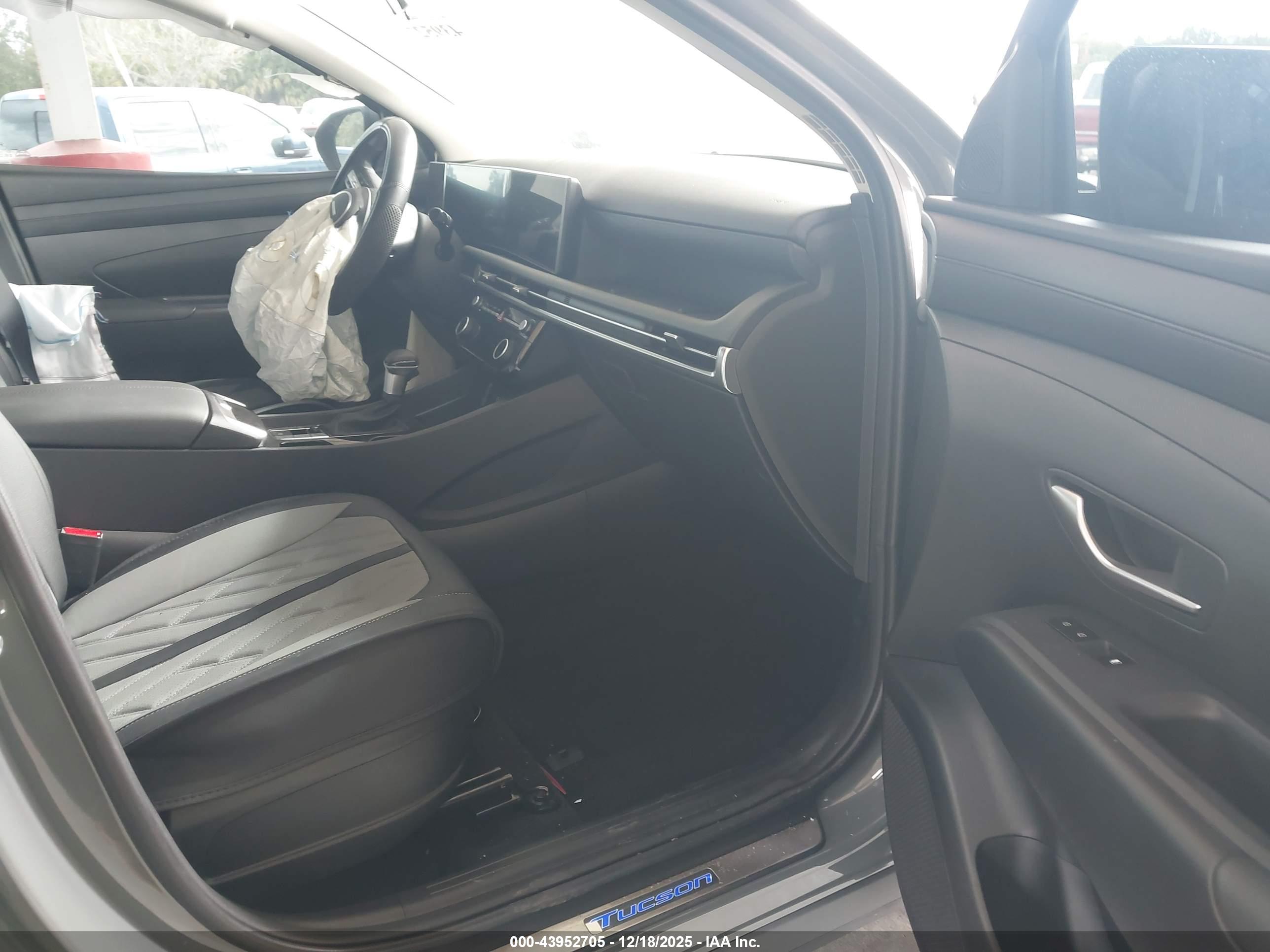 HYUNDAI TUCSON image 5