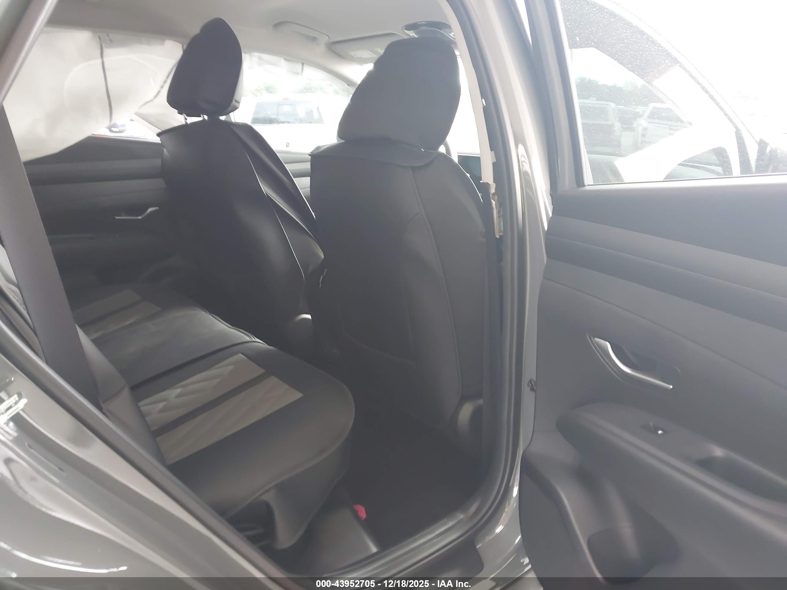 HYUNDAI TUCSON image 8
