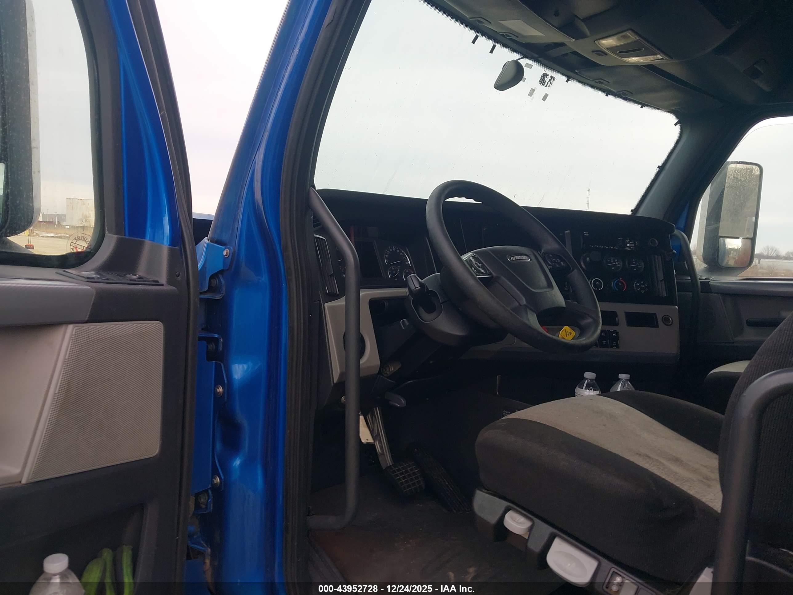 FREIGHTLINER NEW image 8