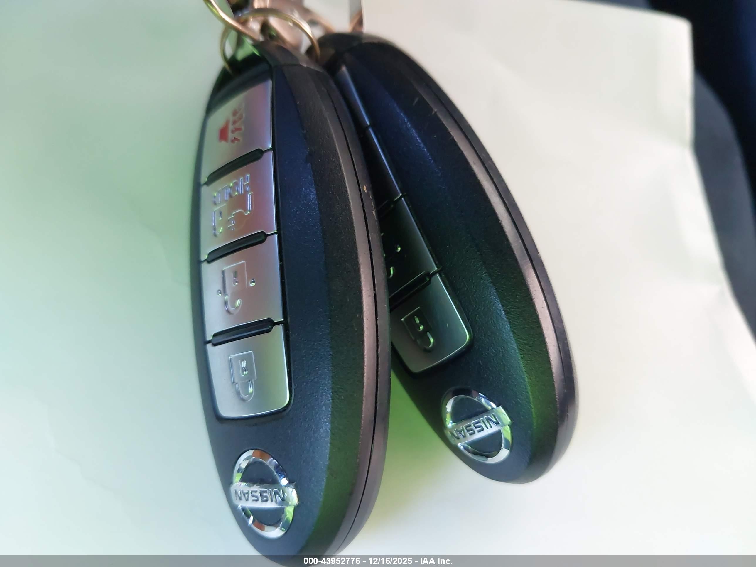 NISSAN LEAF image 11