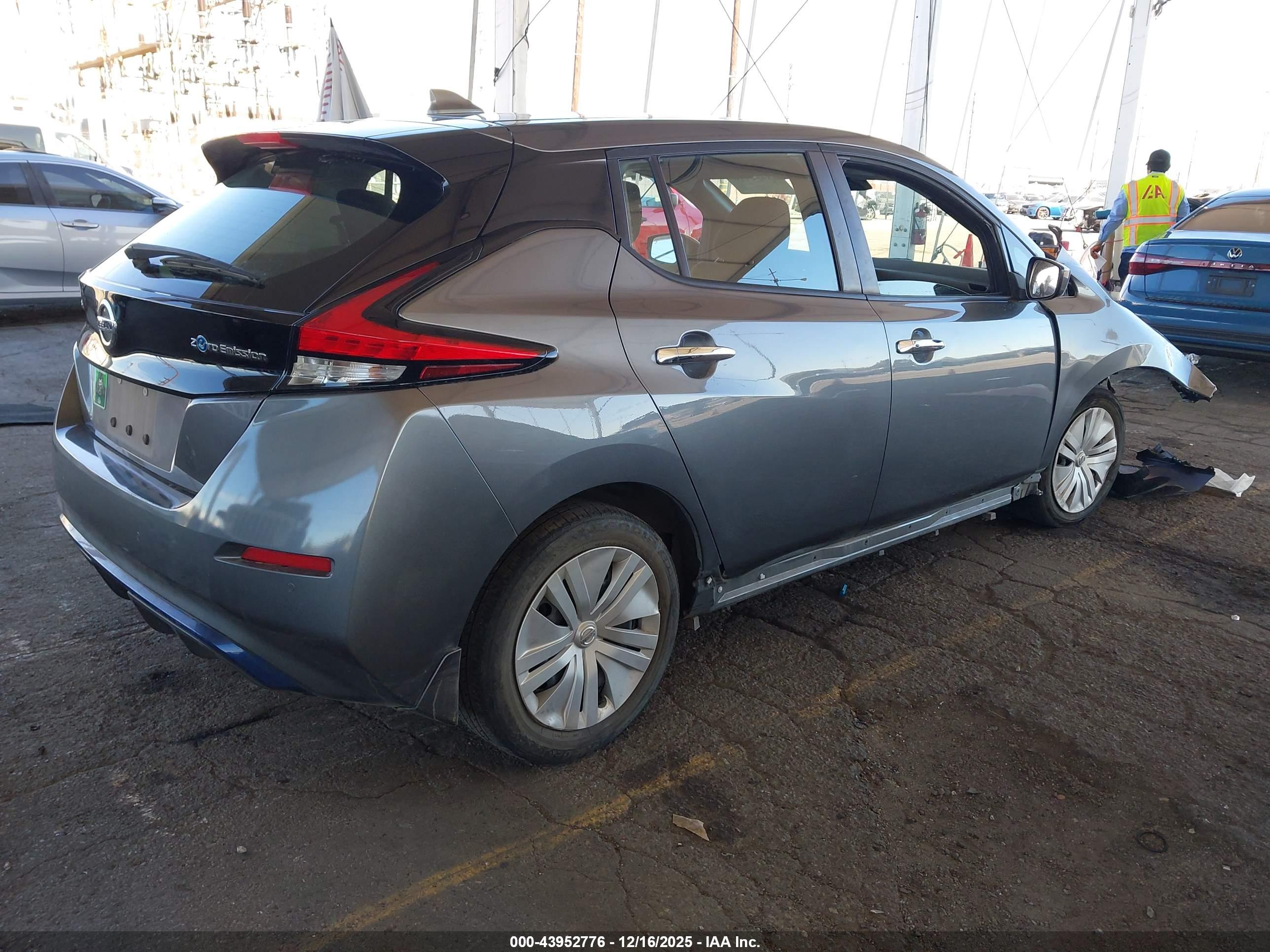 NISSAN LEAF image 4