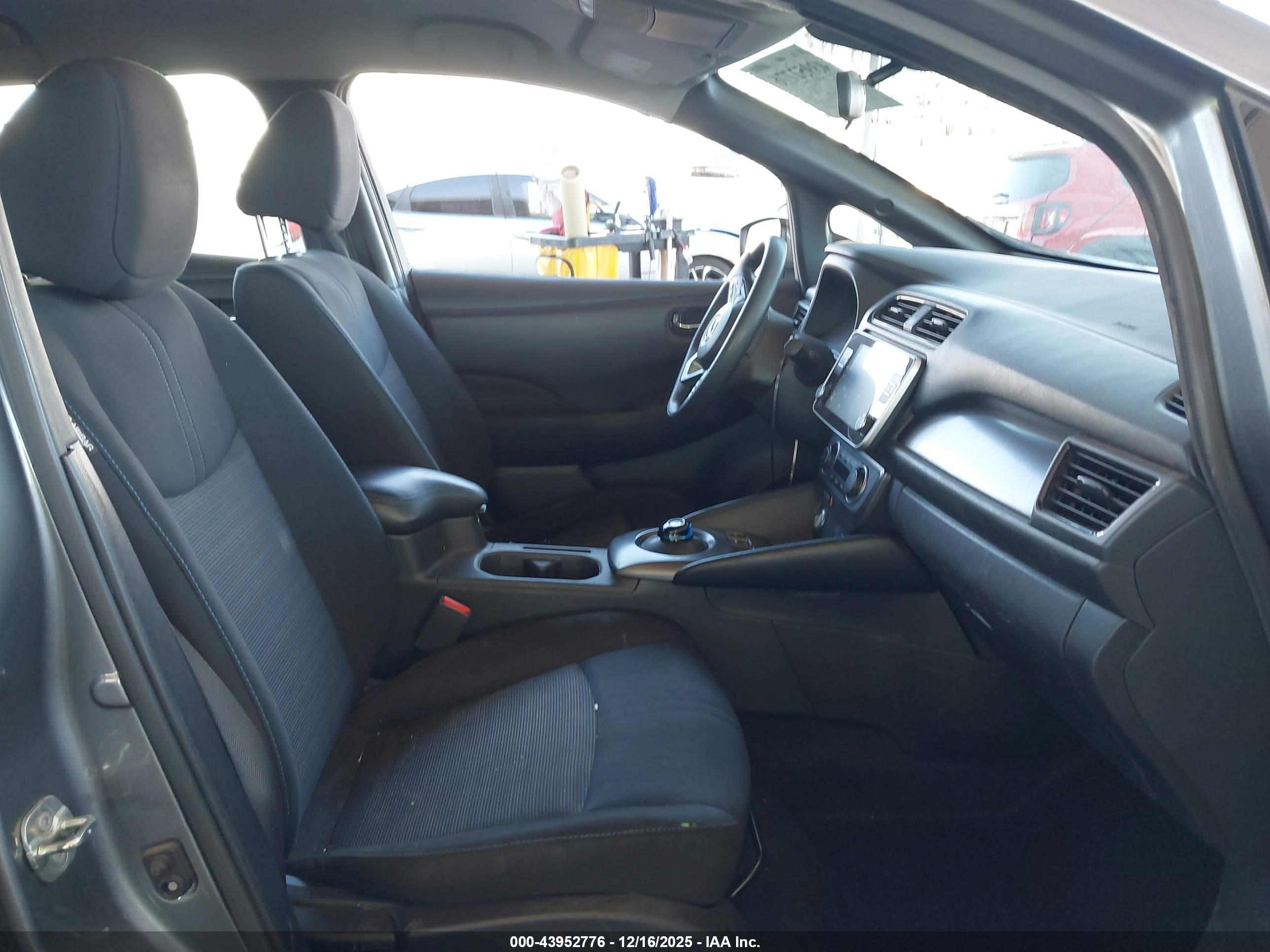 NISSAN LEAF image 5