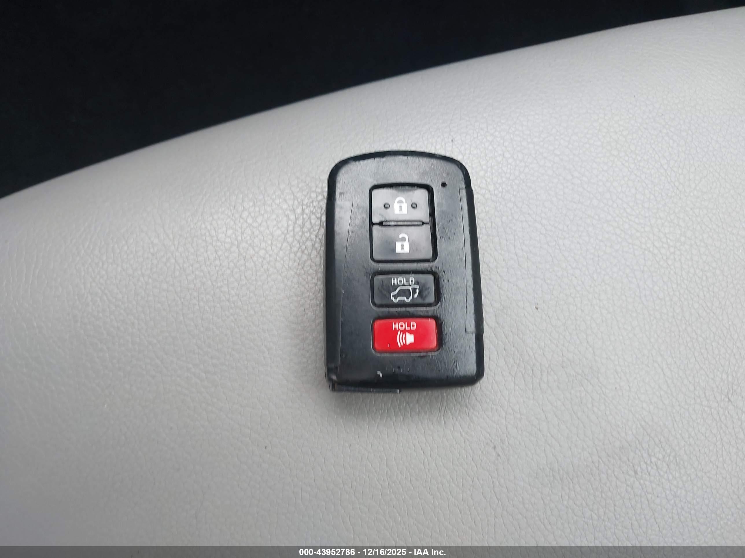 TOYOTA RAV4 image 11