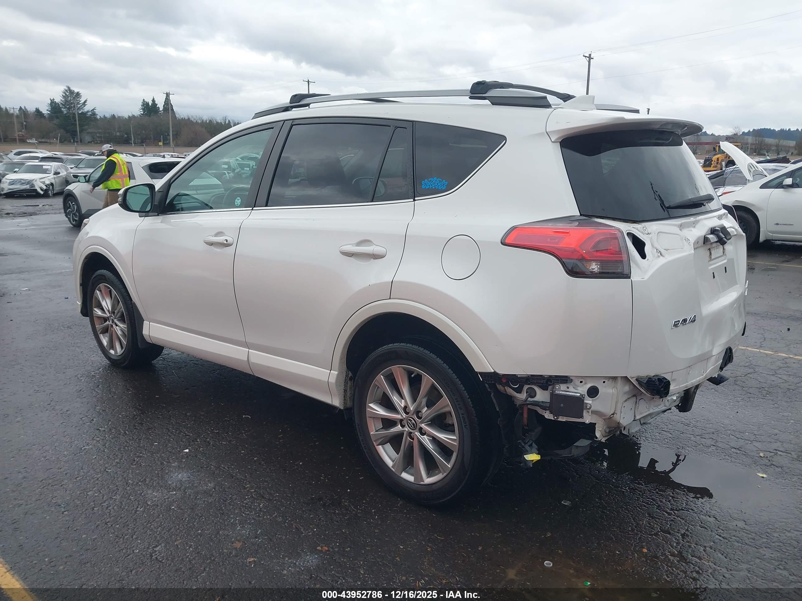 TOYOTA RAV4 image 3