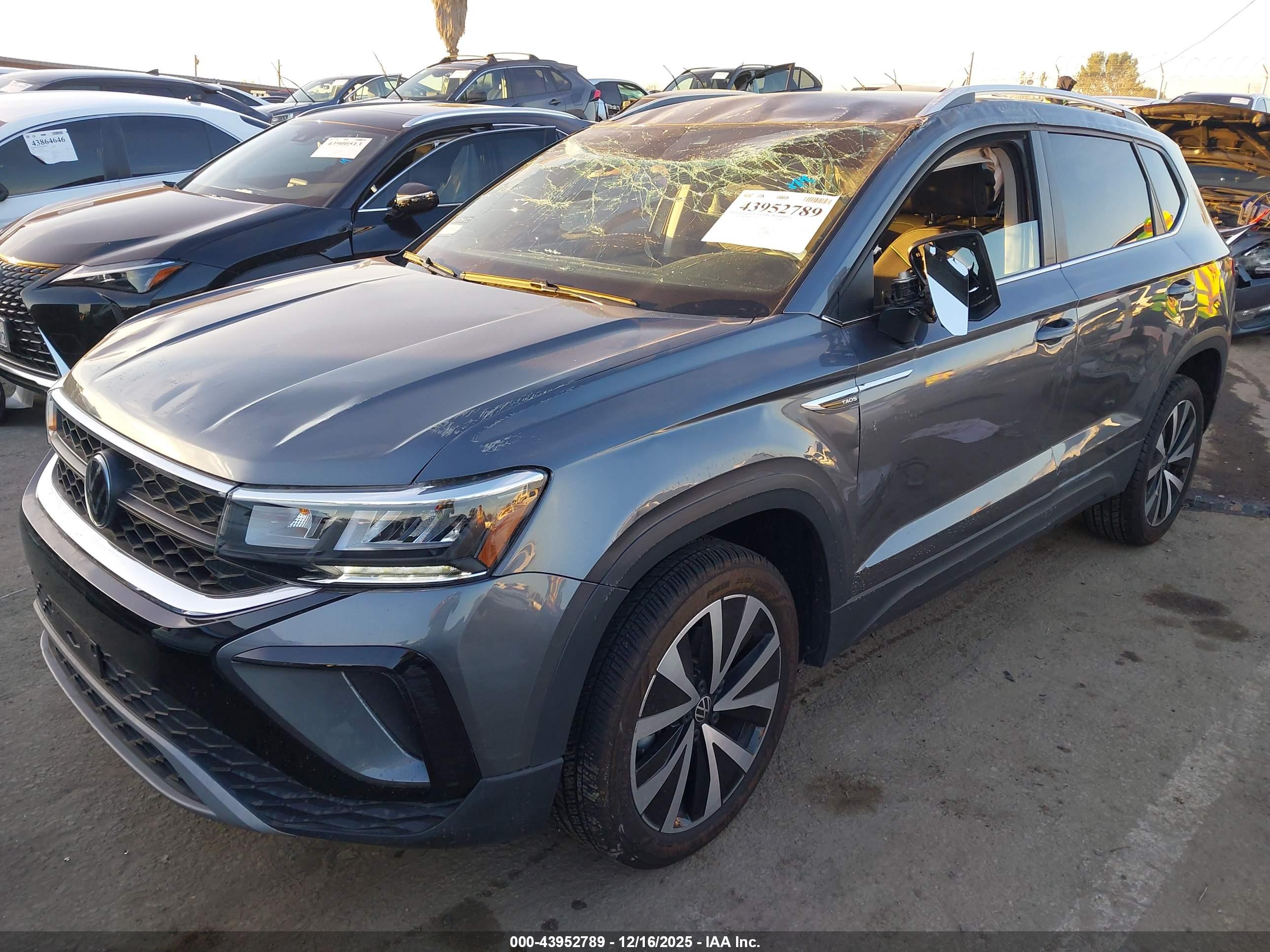 VOLKSWAGEN TAOS image 2